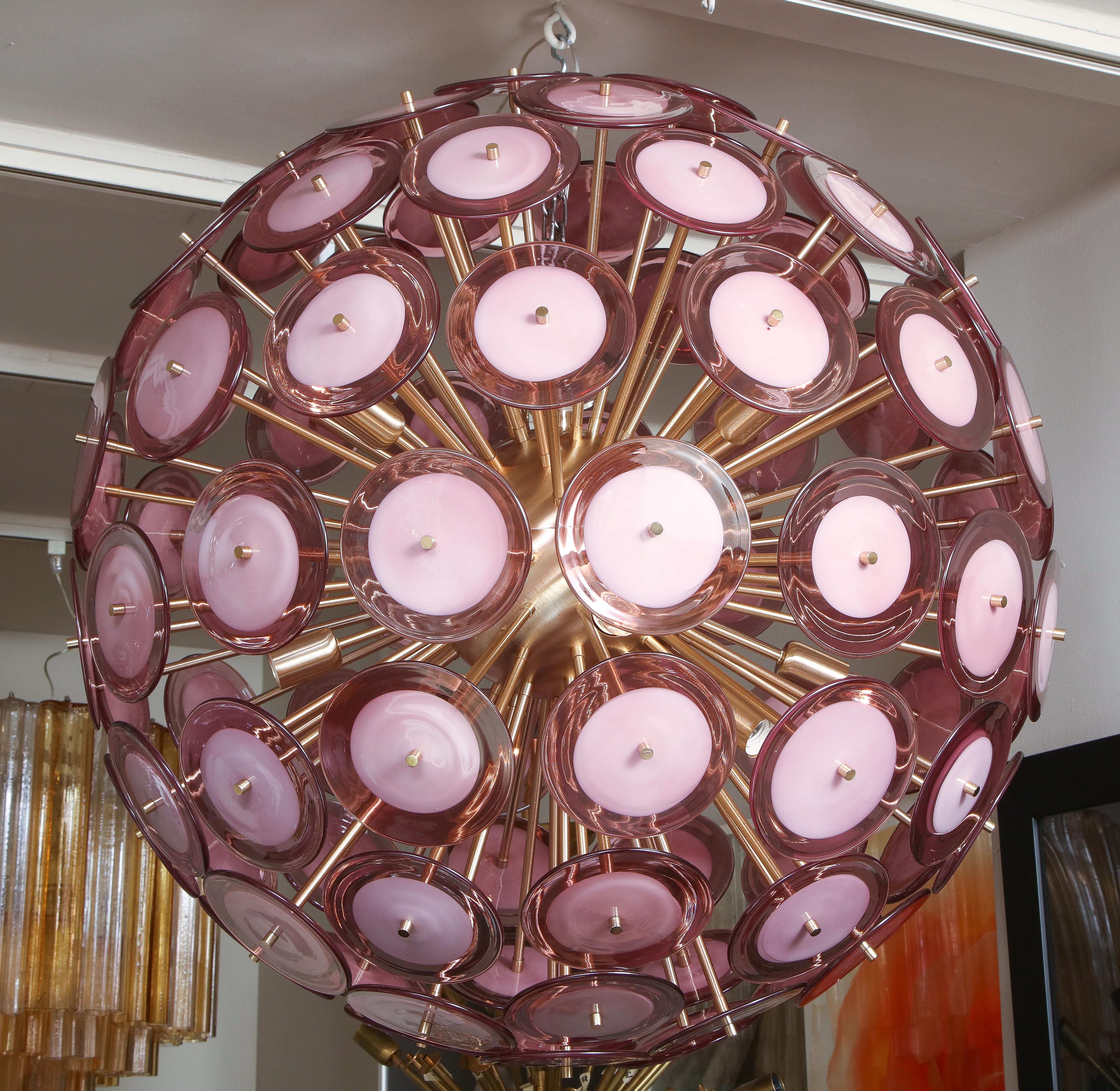 Grand lustre spoutnik à disque en verre de Murano améthyste fait sur mesure en laiton poli et d'un diamètre de 36