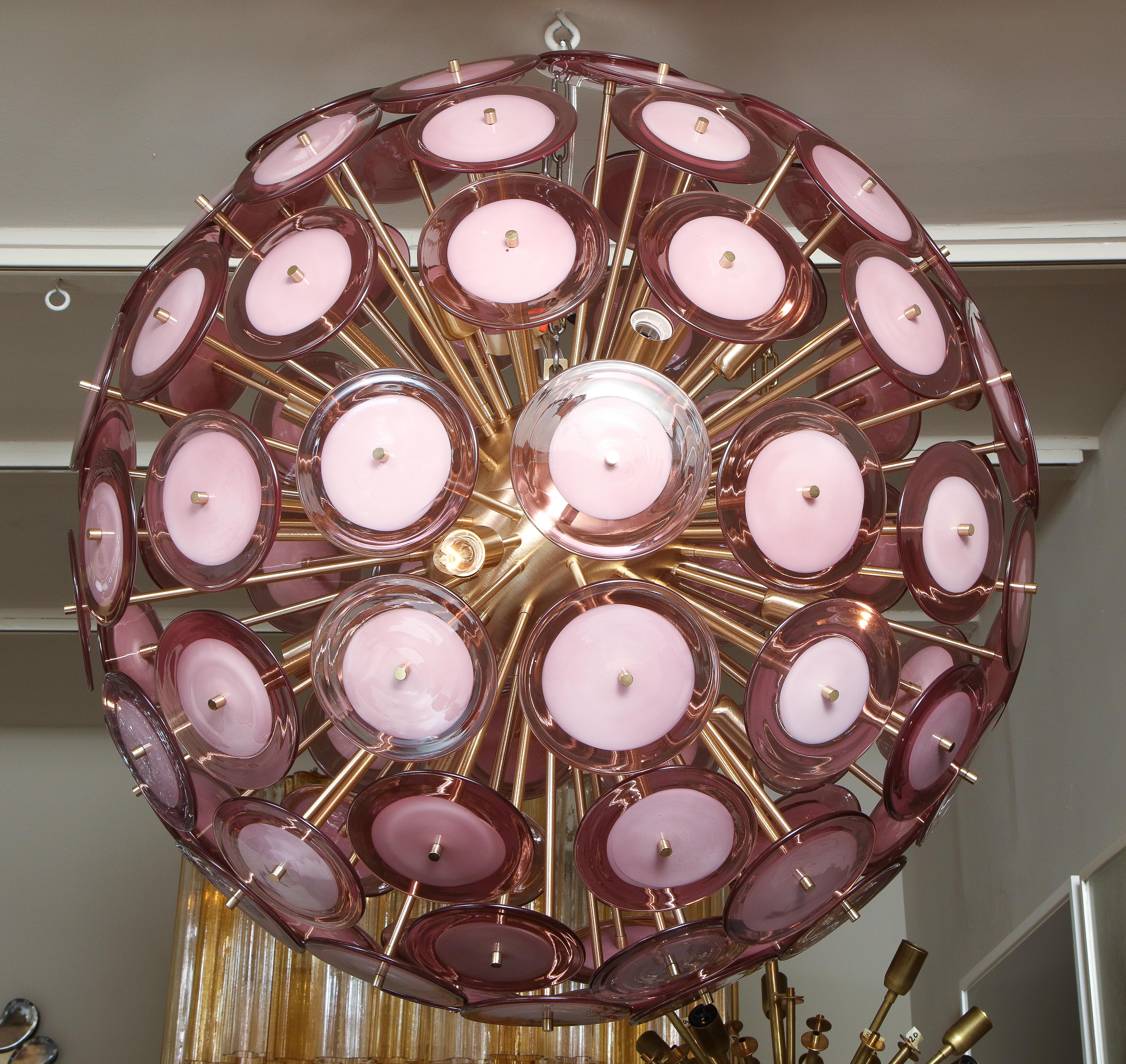 Maßgefertigter großer Amethyst-Muranoglas-Scheiben-Sputnik-Kronleuchter (Moderne der Mitte des Jahrhunderts) im Angebot