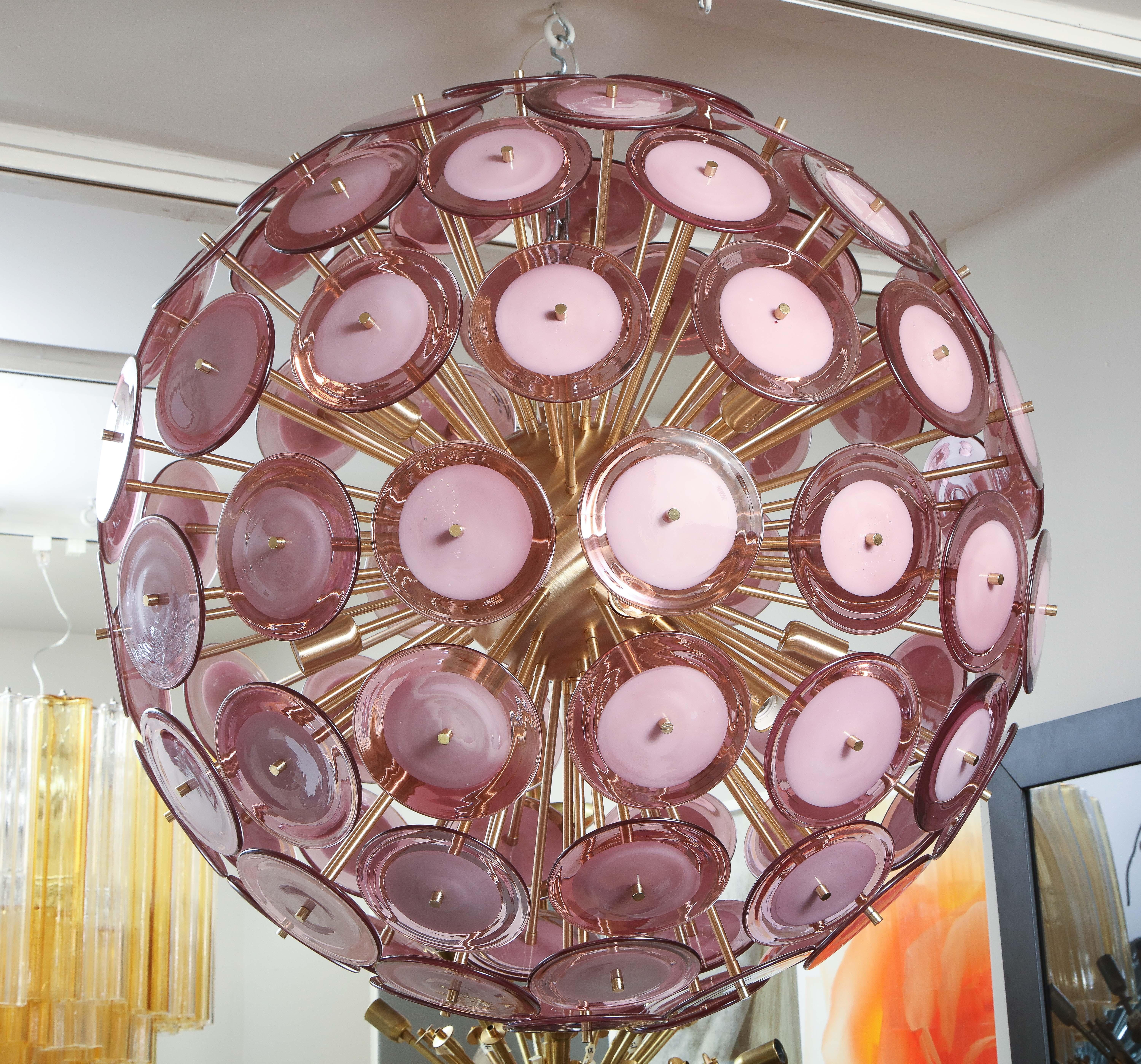 italien Lustre Spoutnik en verre de Murano avec grand disque en améthyste et améthyste fait sur mesure en vente