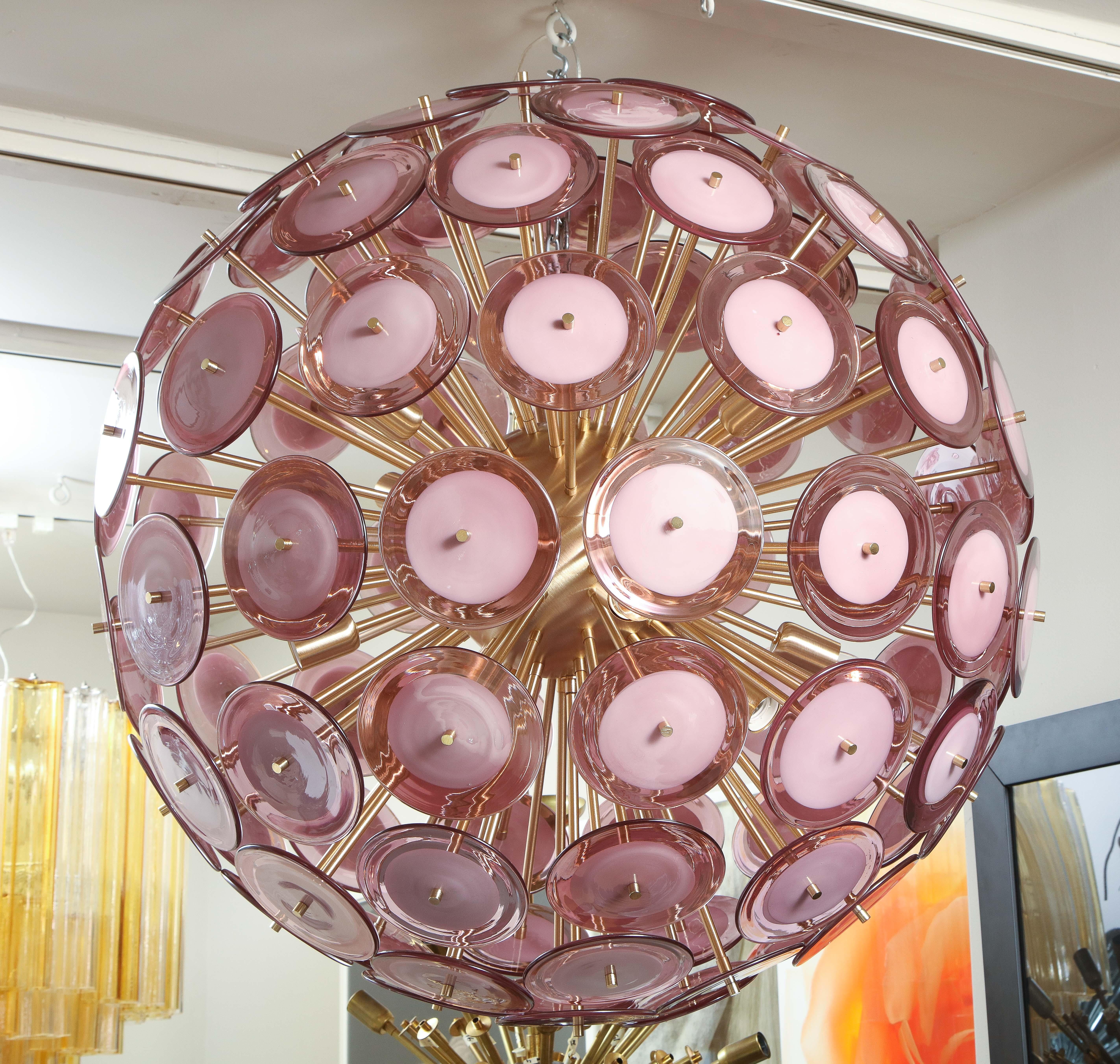 Maßgefertigter großer Amethyst-Muranoglas-Scheiben-Sputnik-Kronleuchter im Zustand „Neu“ im Angebot in New York, NY