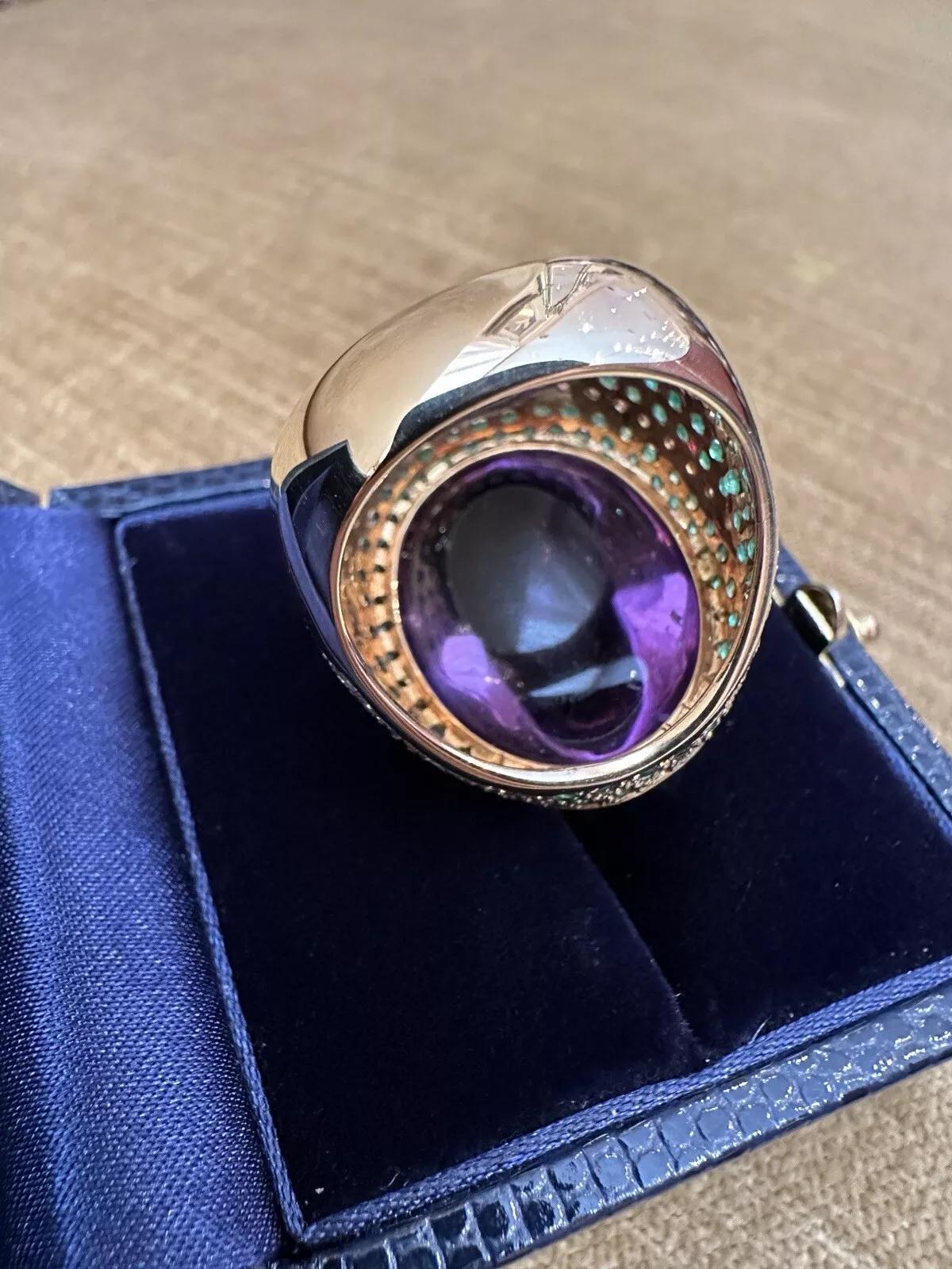 Großer Amethyst-Cabochon-Cocktailring mit Diamanten aus 18 Karat Gelbgold Damen im Angebot
