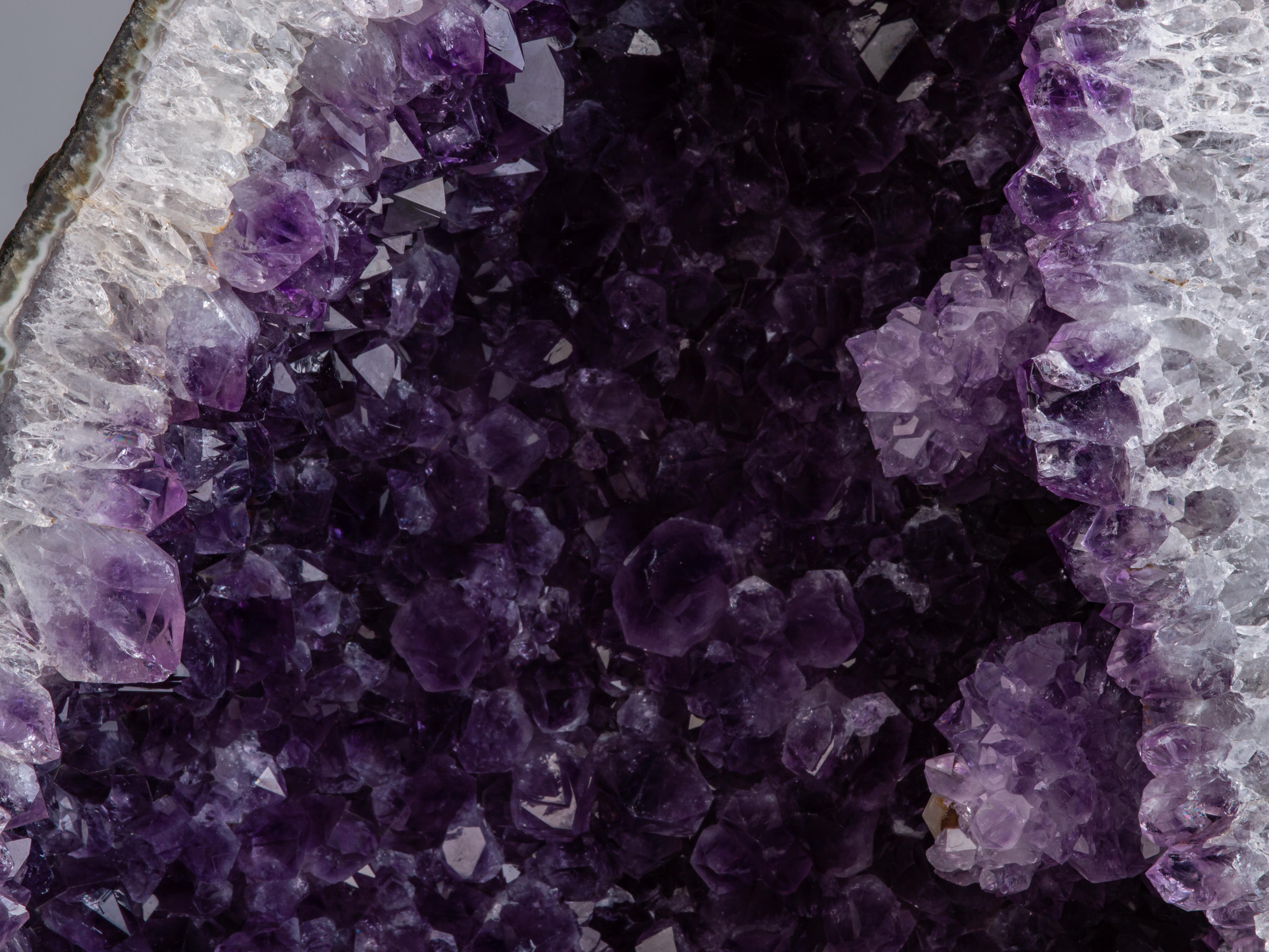 Grande cappella di ametista con calcite e stalattiti in vendita 2