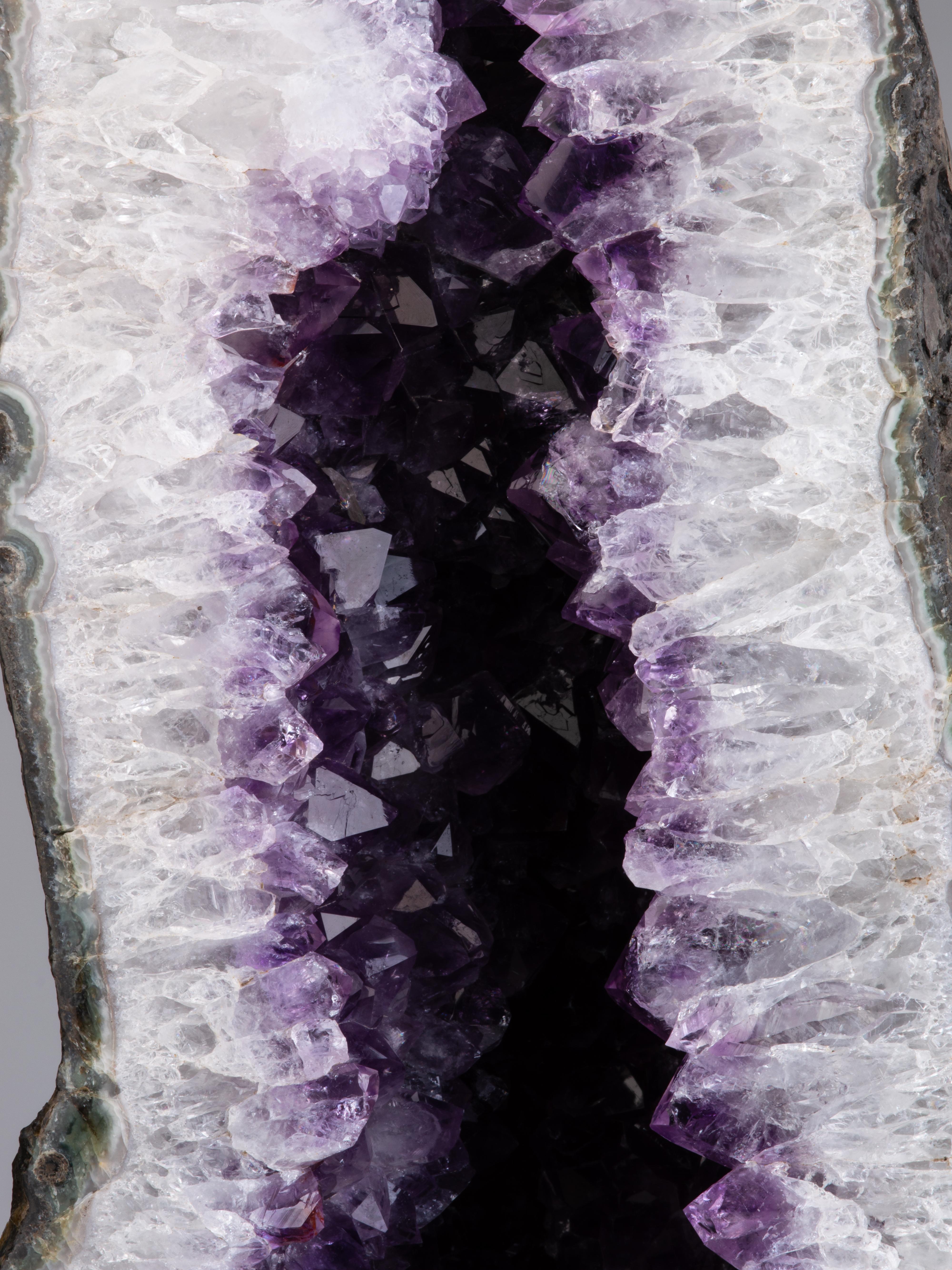 Large amethyst chapel with calcite and stalactites For Sale 5