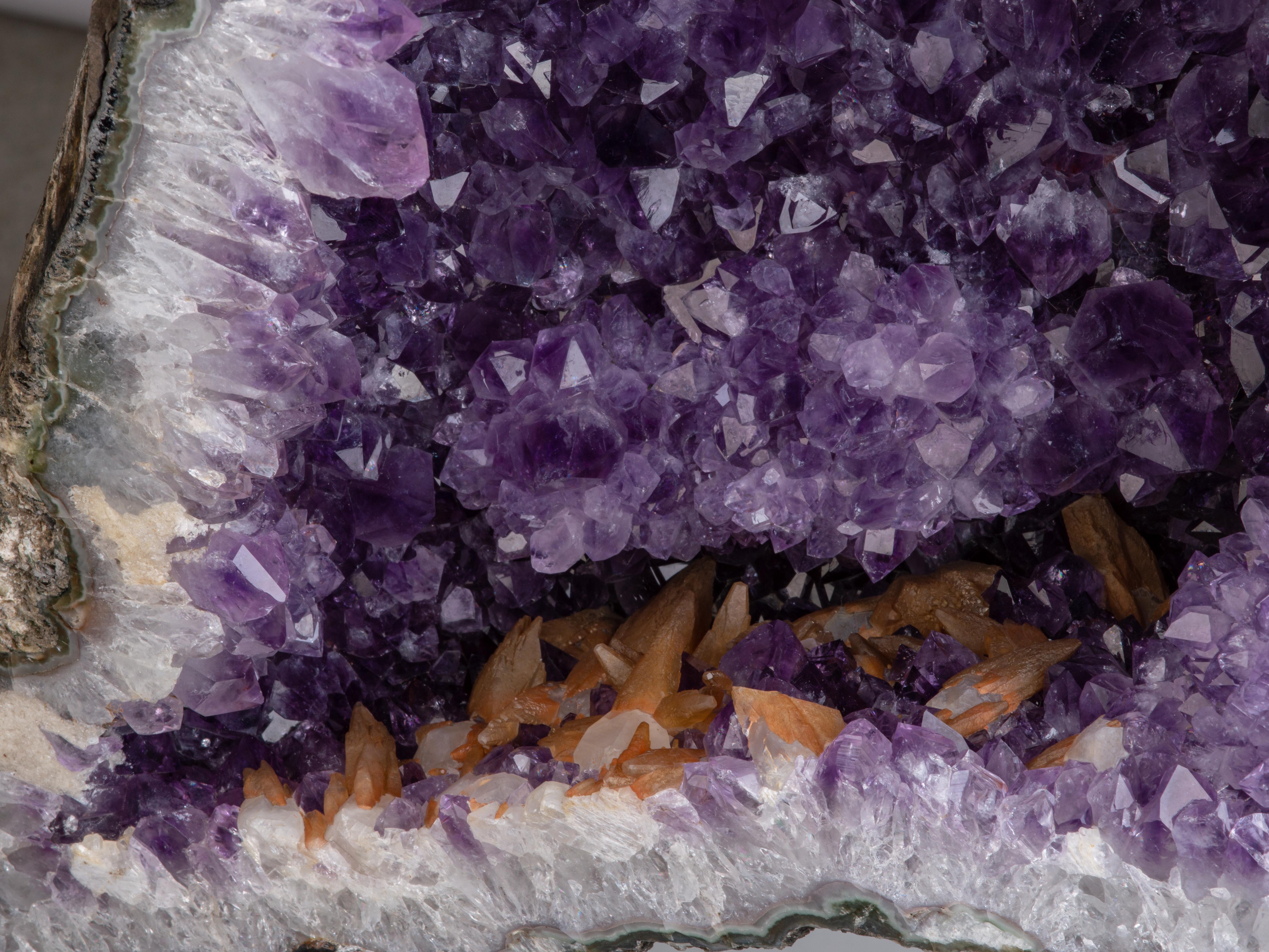 Large amethyst chapel with calcite and stalactites For Sale 8