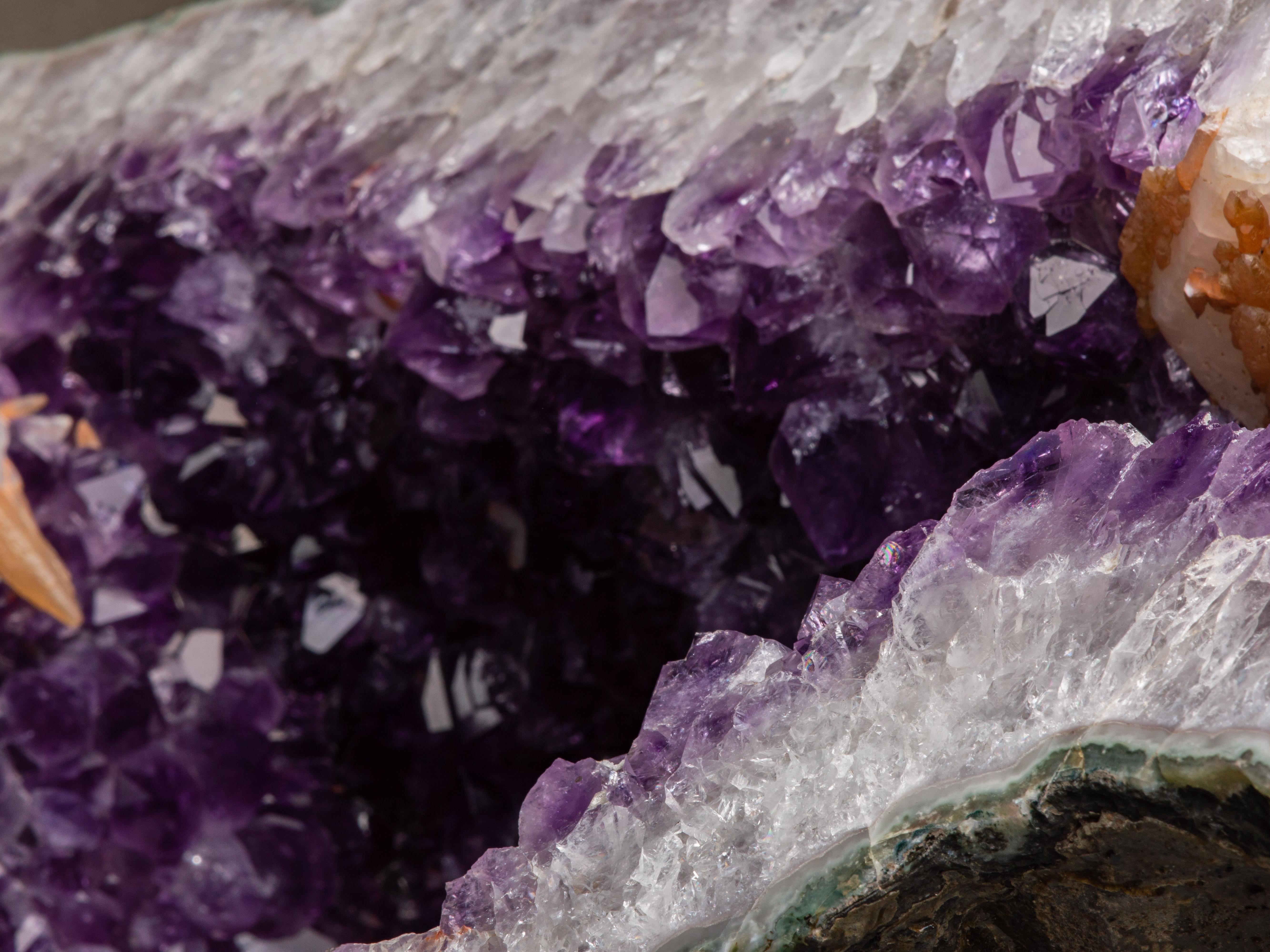 Large amethyst chapel with calcite and stalactites In Excellent Condition For Sale In London, GB