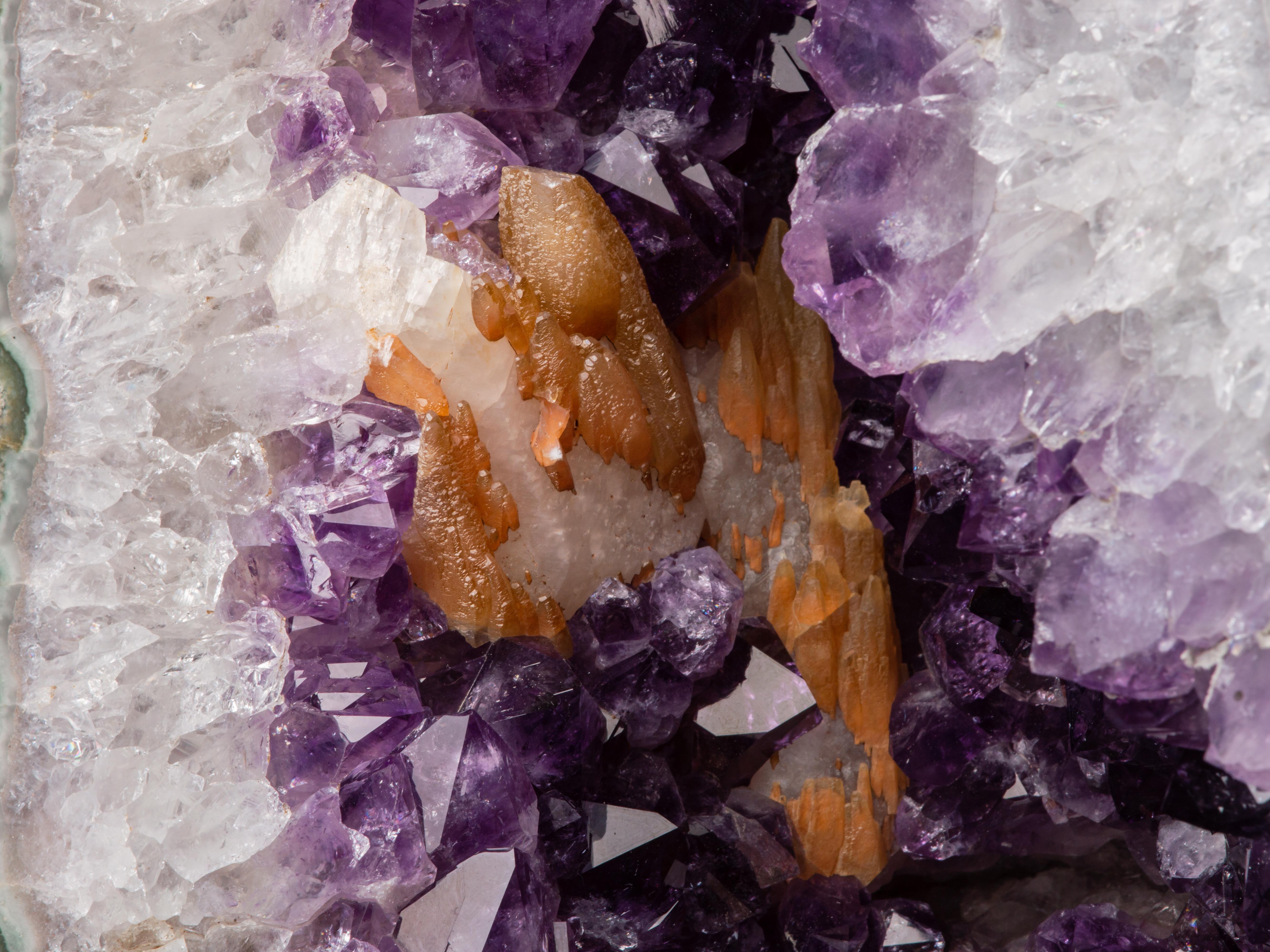 Agate Large amethyst chapel with calcite and stalactites For Sale