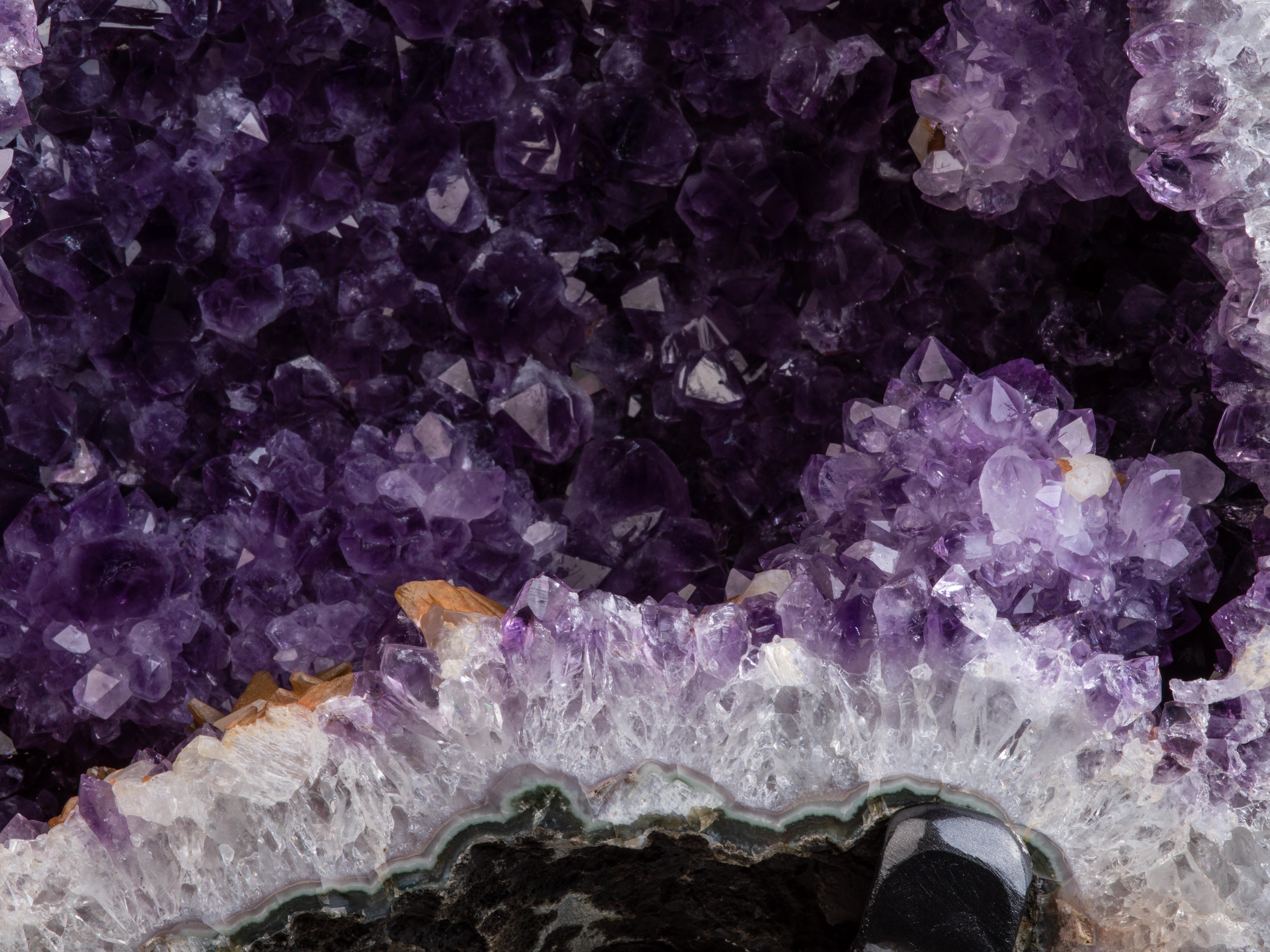 Large amethyst chapel with calcite and stalactites For Sale 3