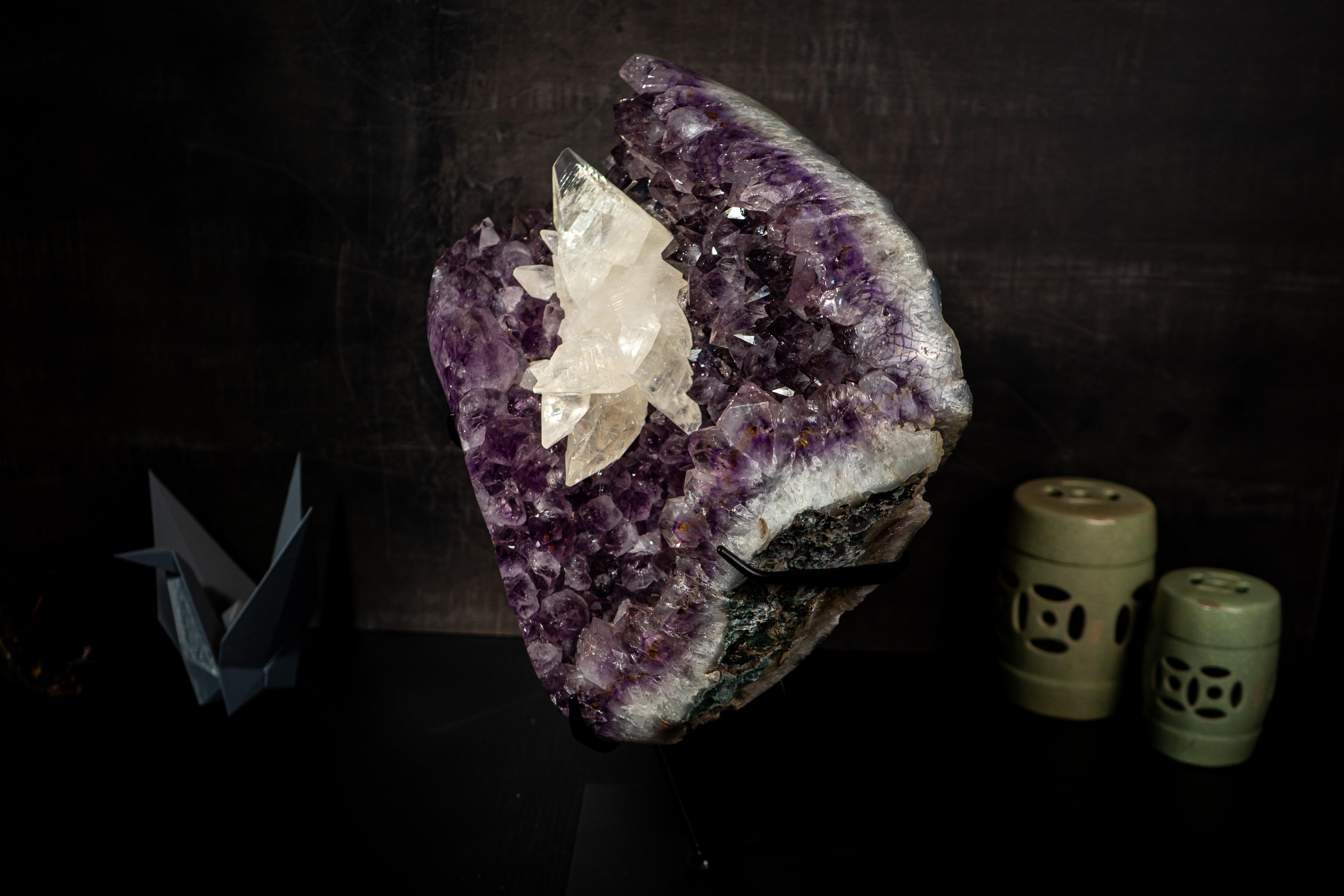 Gran Racimo de Amatista con Gran Cristal Scalonehedral Calcita en venta 5