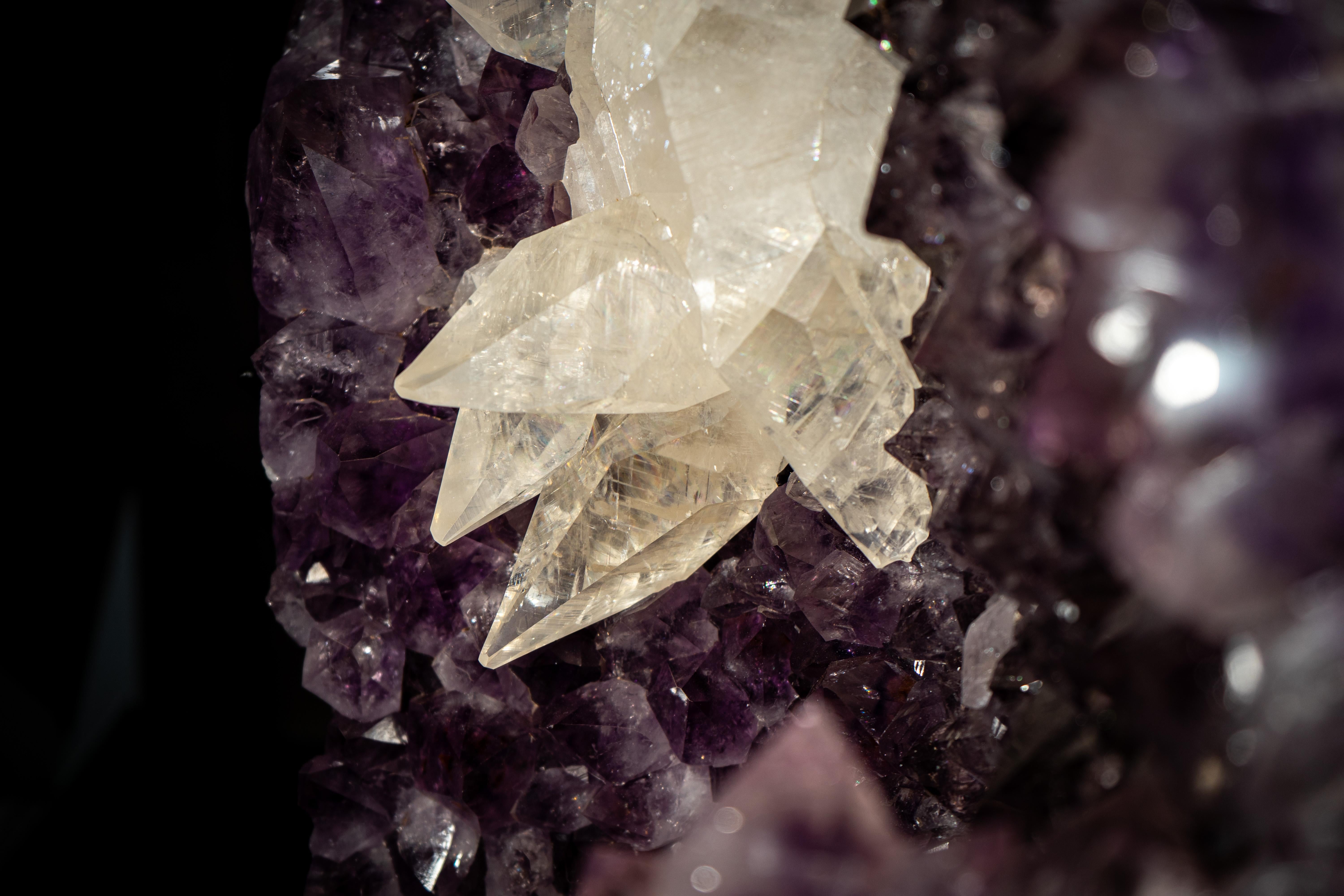 Gran Racimo de Amatista con Gran Cristal Scalonehedral Calcita en venta 6