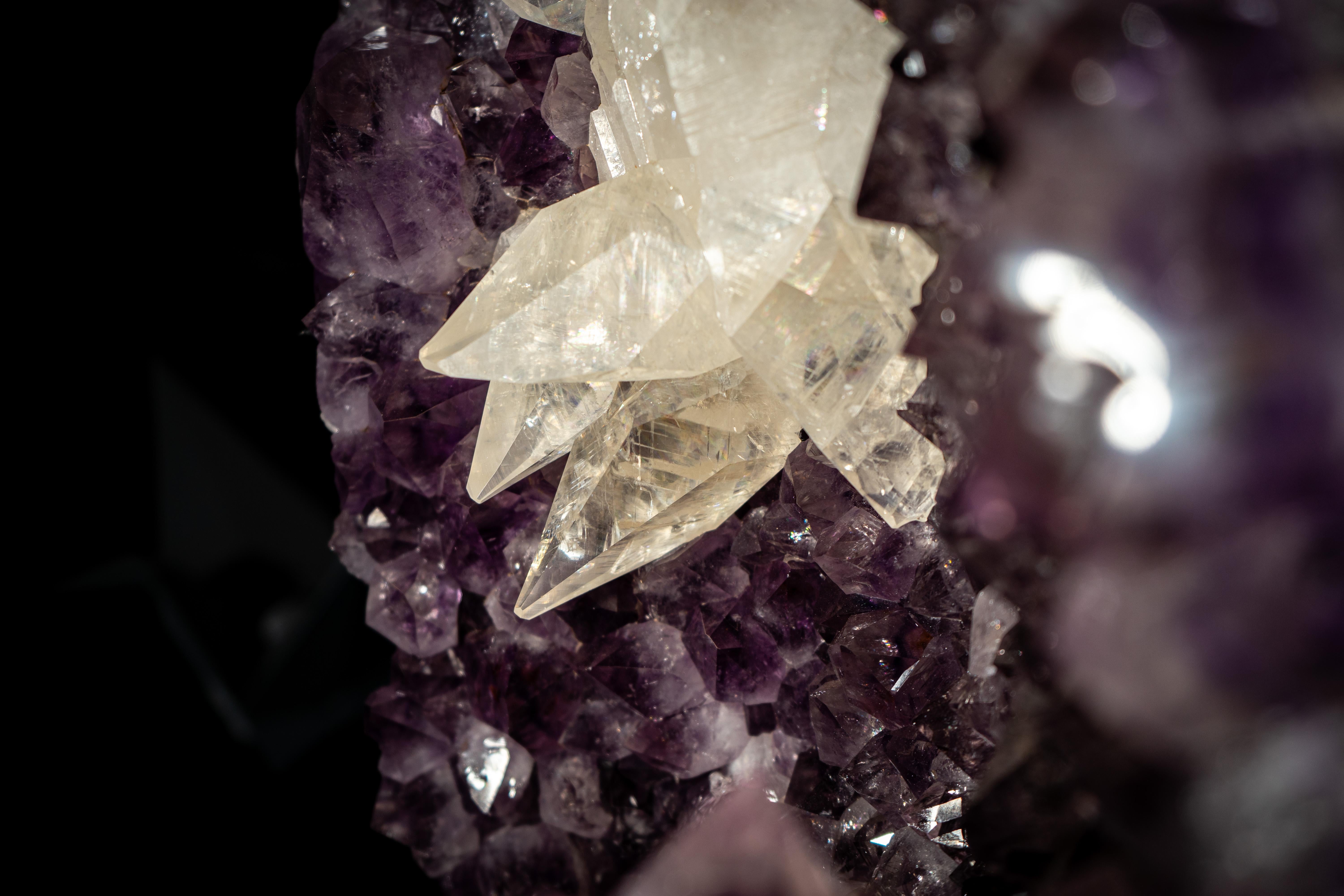 Gran Racimo de Amatista con Gran Cristal Scalonehedral Calcita en venta 7