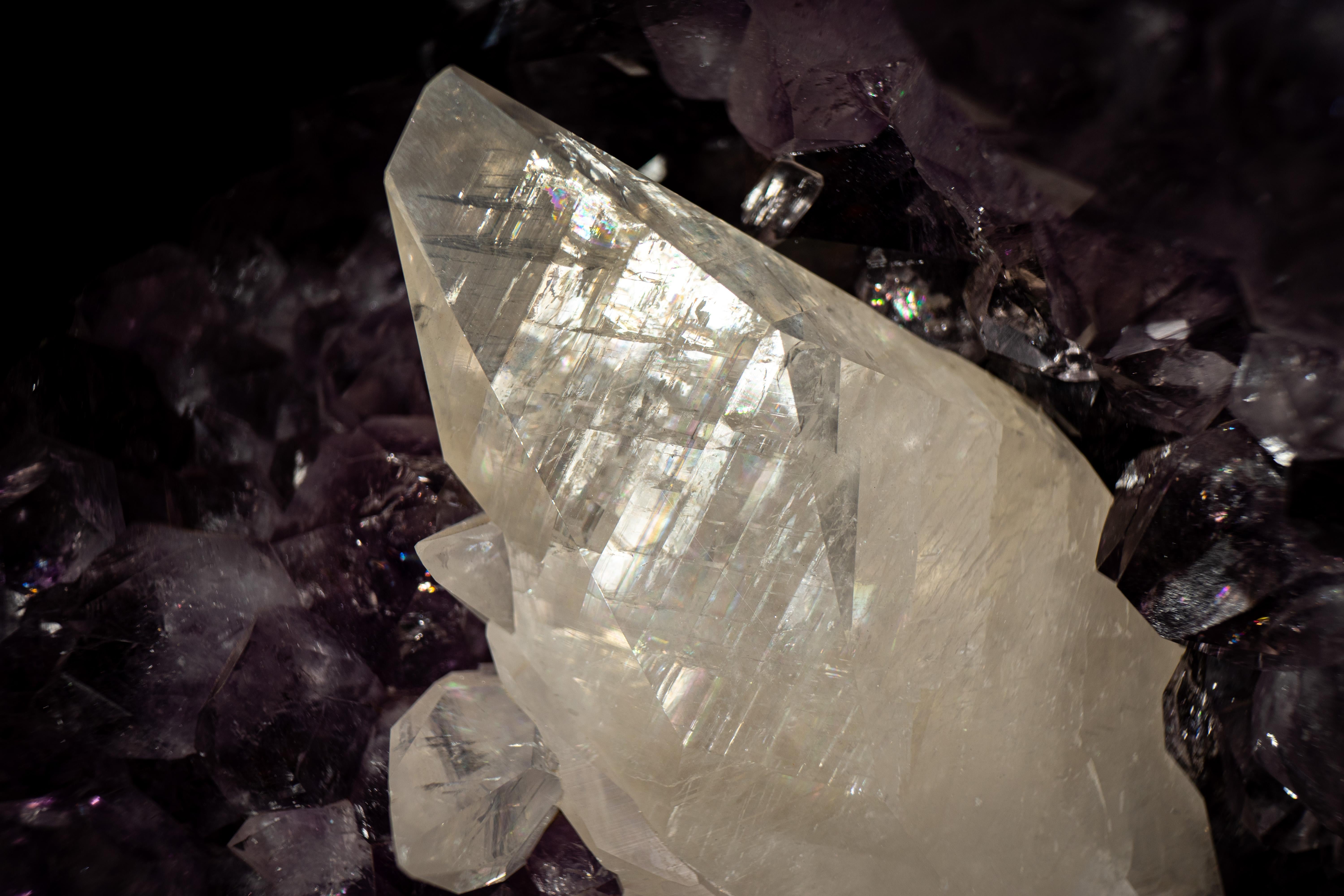 Gran Racimo de Amatista con Gran Cristal Scalonehedral Calcita Brasileño en venta