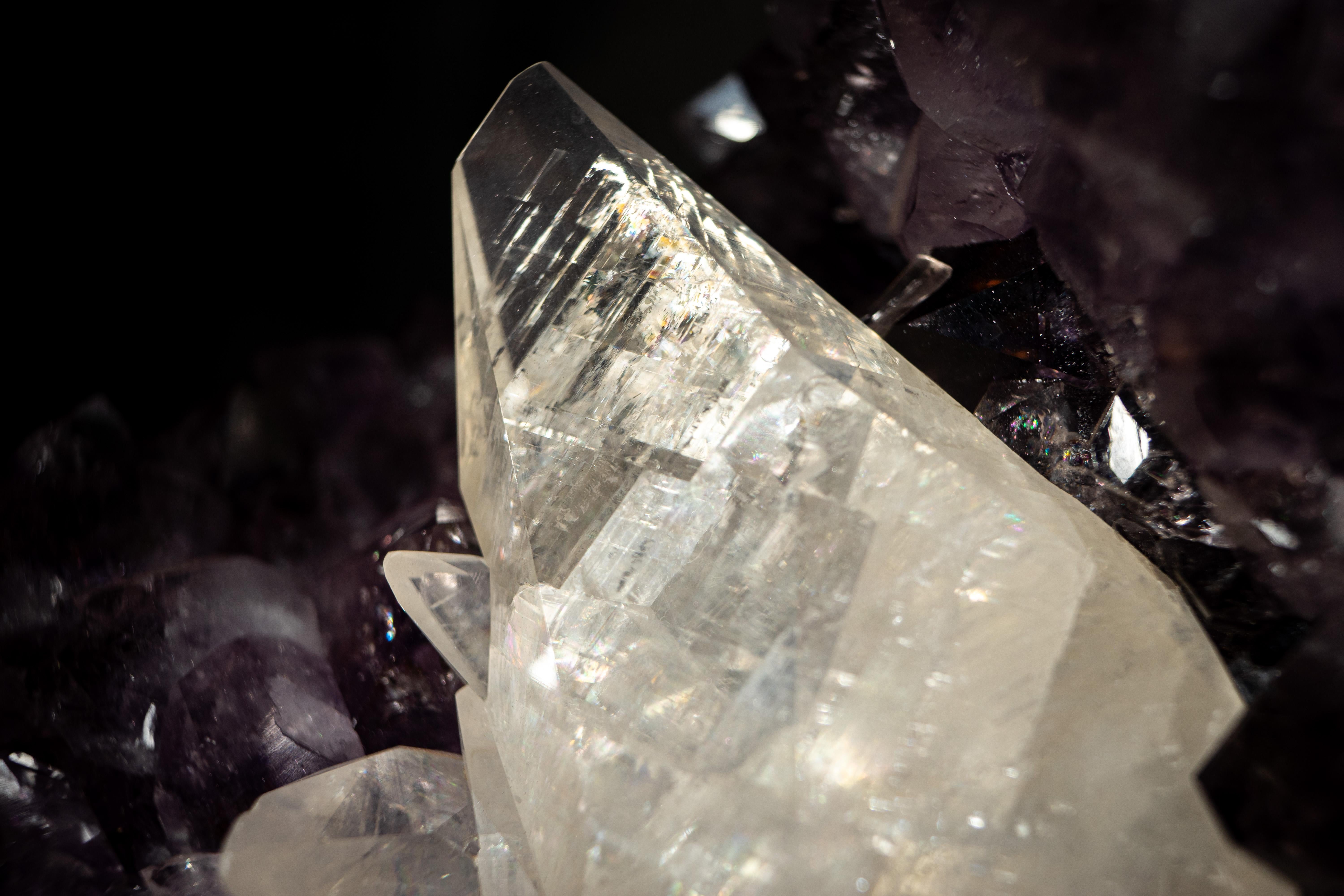 Gran Racimo de Amatista con Gran Cristal Scalonehedral Calcita en Nuevo estado para la venta en Ametista Do Sul, BR