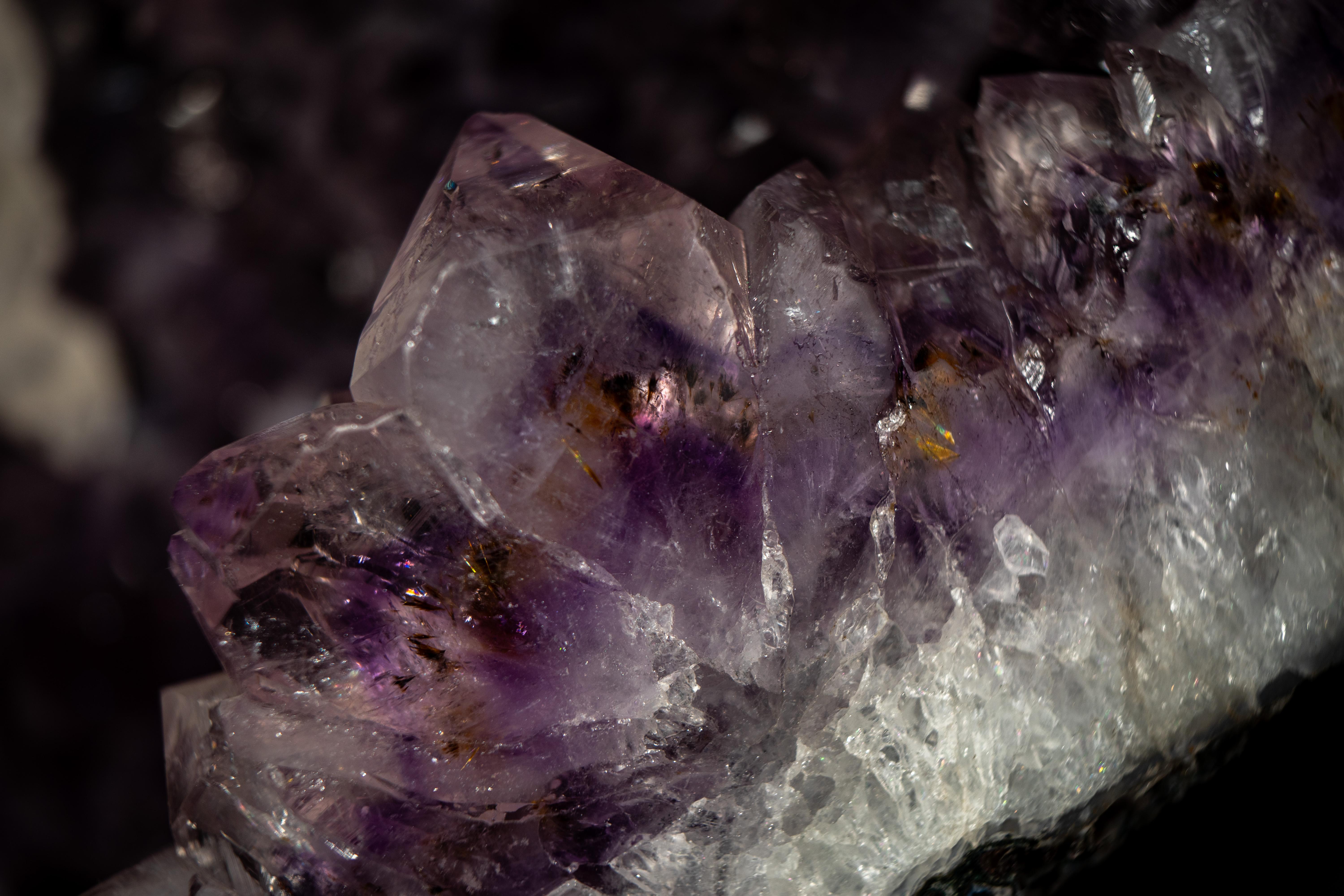 Gran Racimo de Amatista con Gran Cristal Scalonehedral Calcita Siglo XXI y contemporáneo en venta