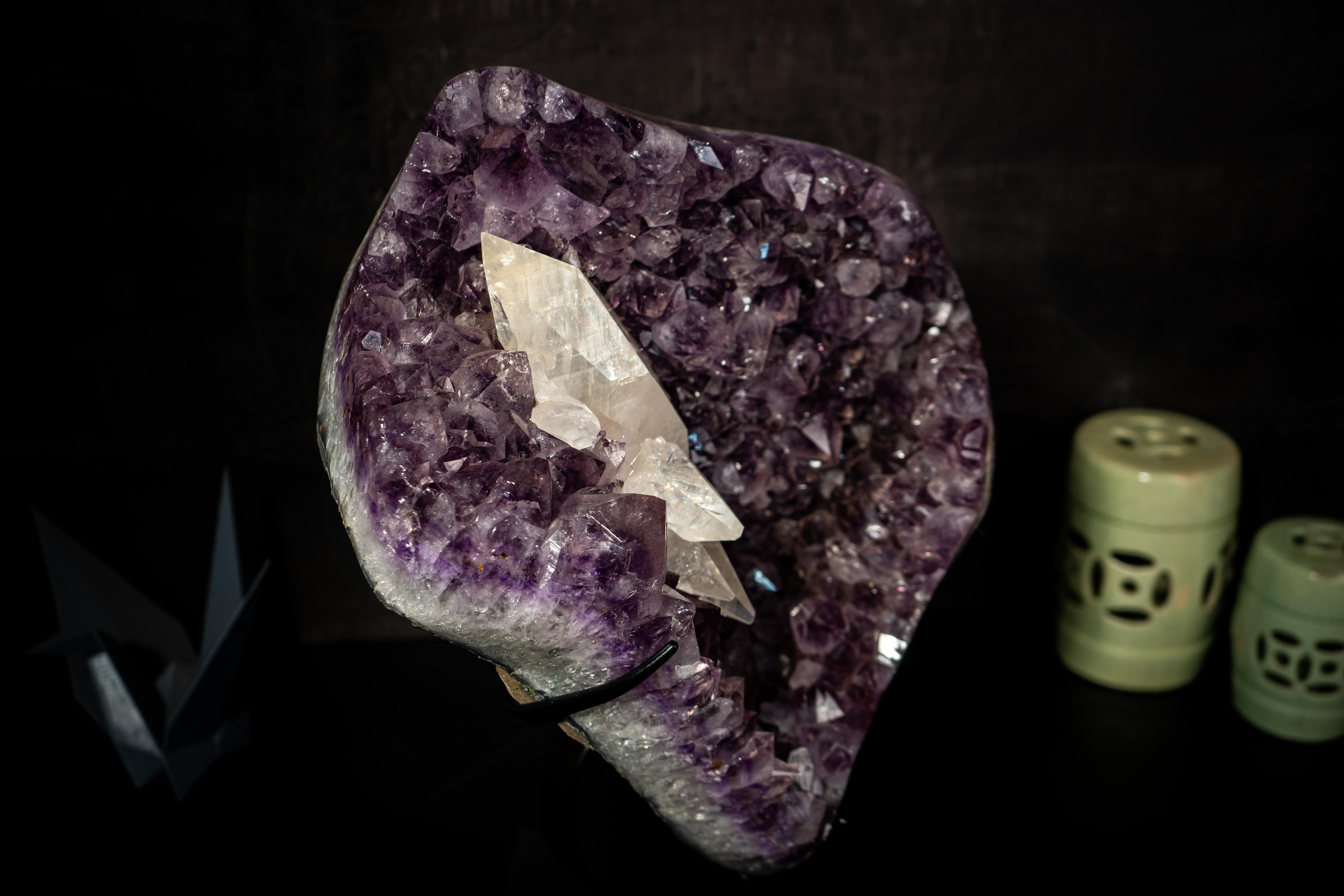 Gran Racimo de Amatista con Gran Cristal Scalonehedral Calcita en venta 1