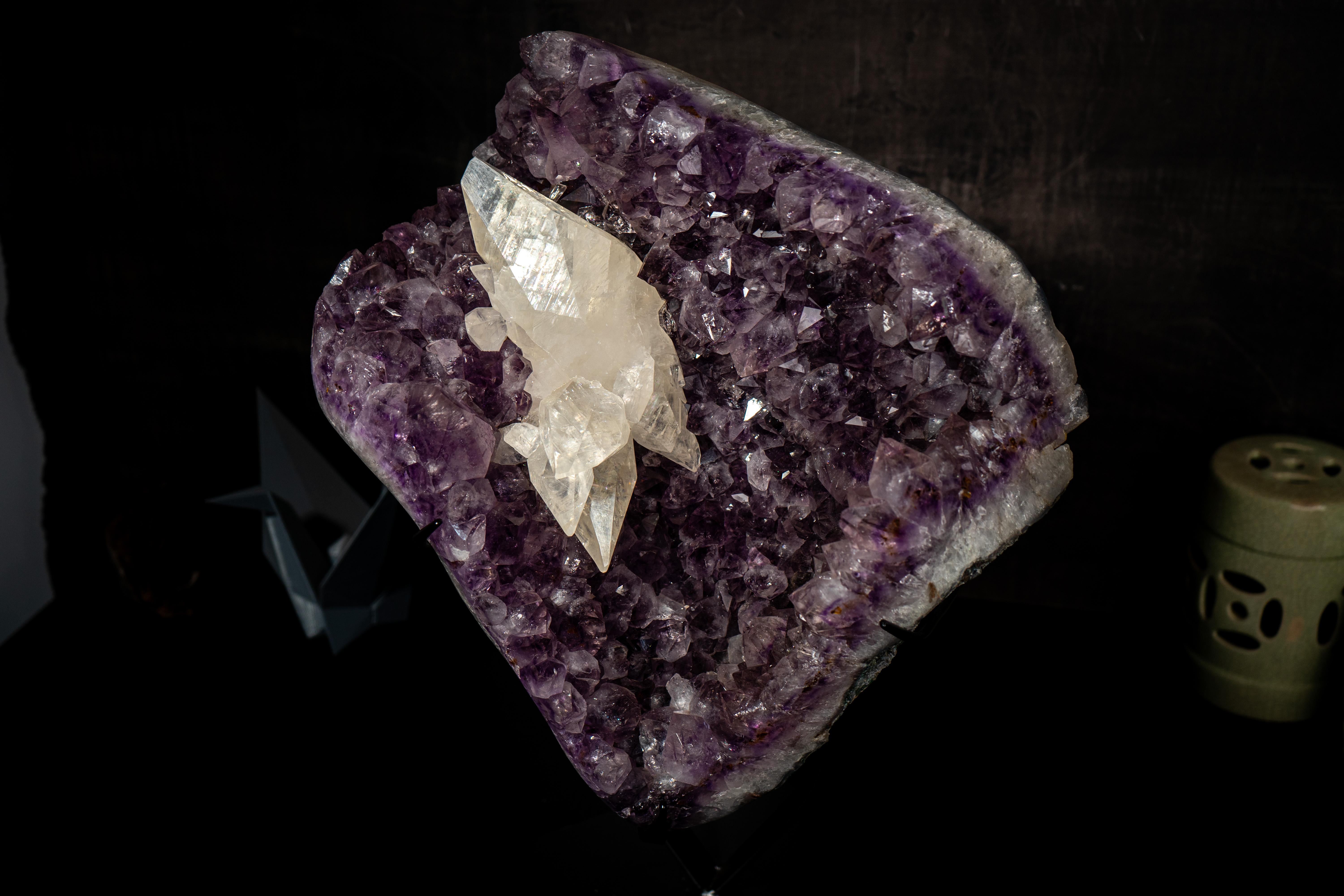 Gran Racimo de Amatista con Gran Cristal Scalonehedral Calcita en venta 2