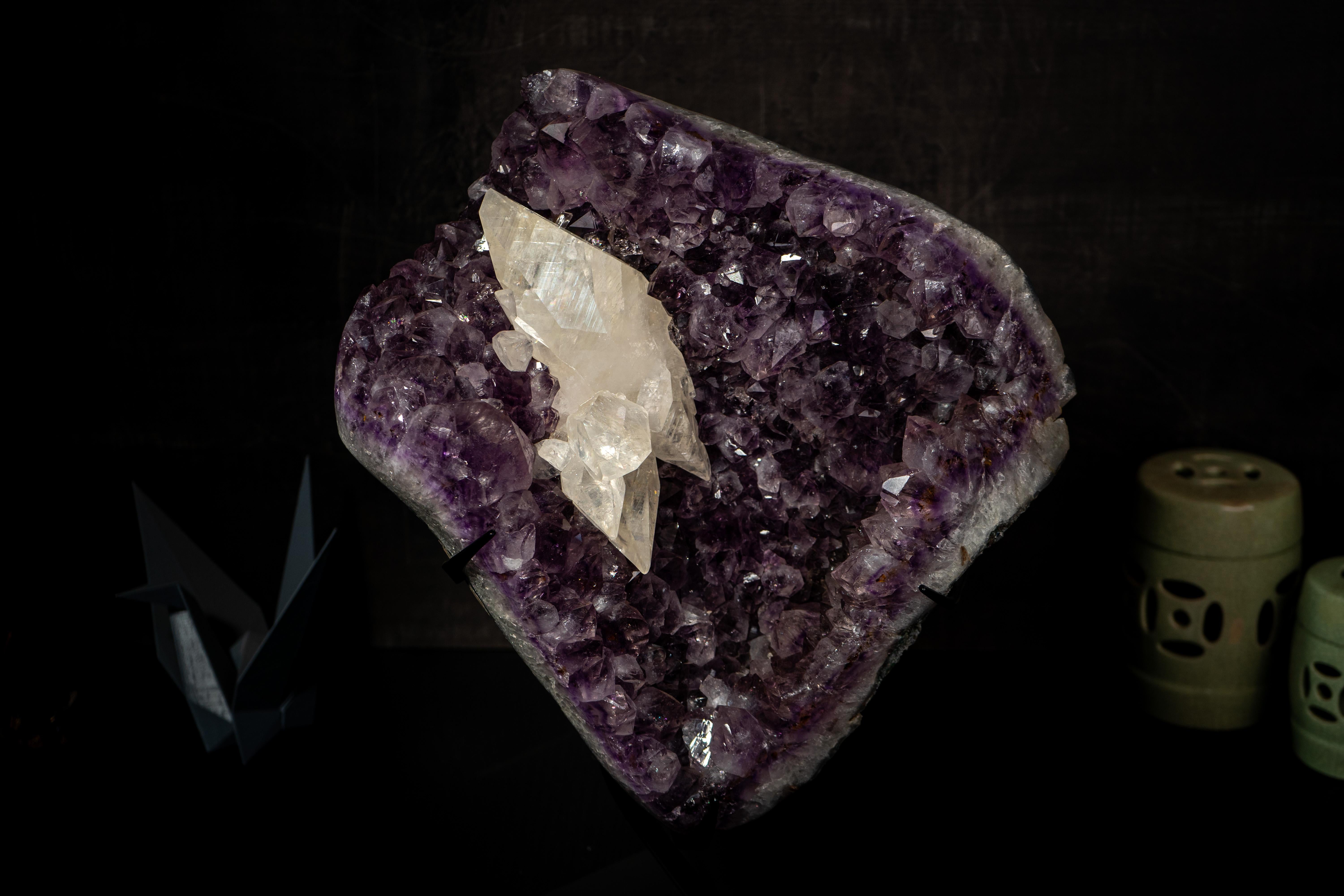 Gran Racimo de Amatista con Gran Cristal Scalonehedral Calcita en venta 3