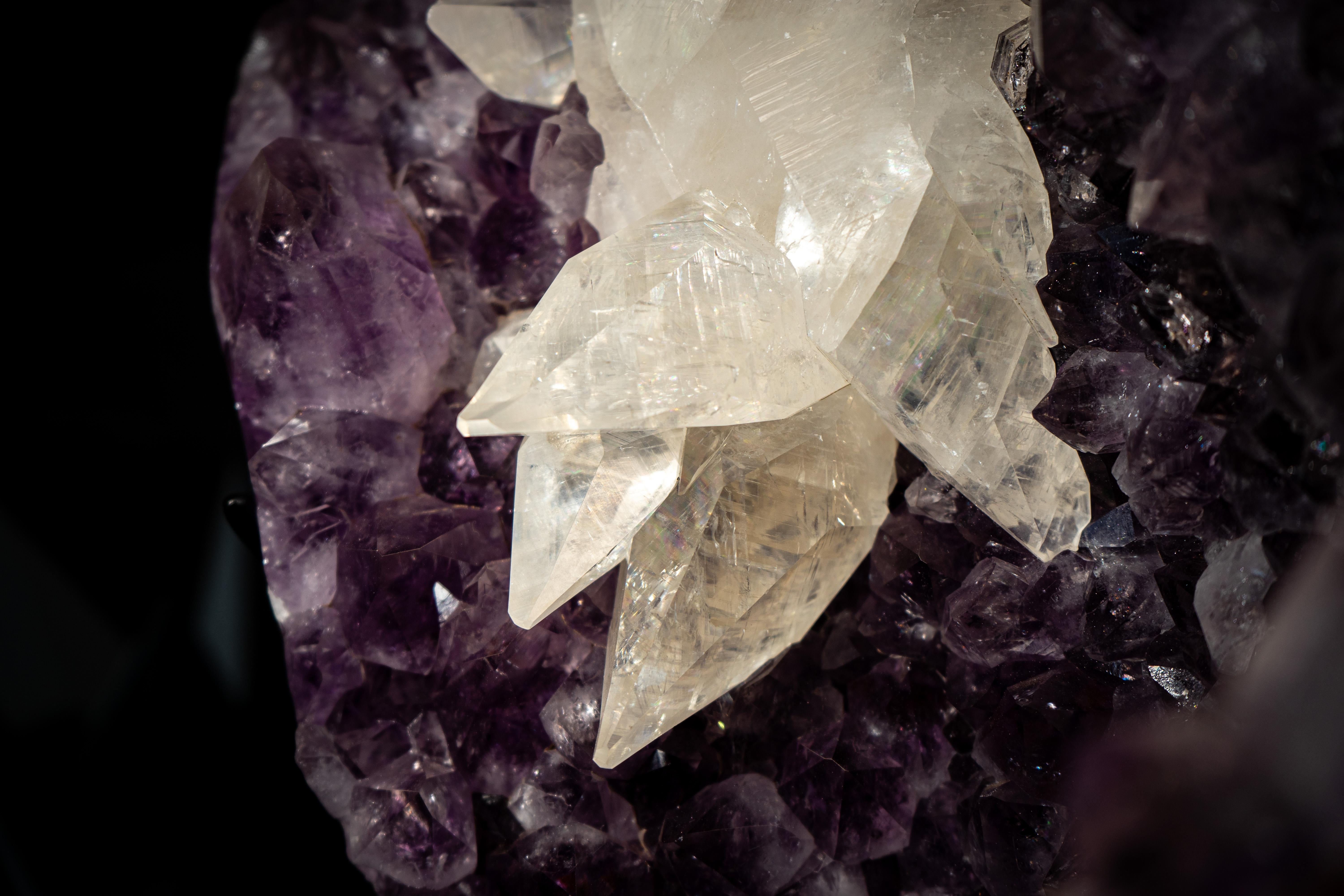 Gran Racimo de Amatista con Gran Cristal Scalonehedral Calcita en venta 4