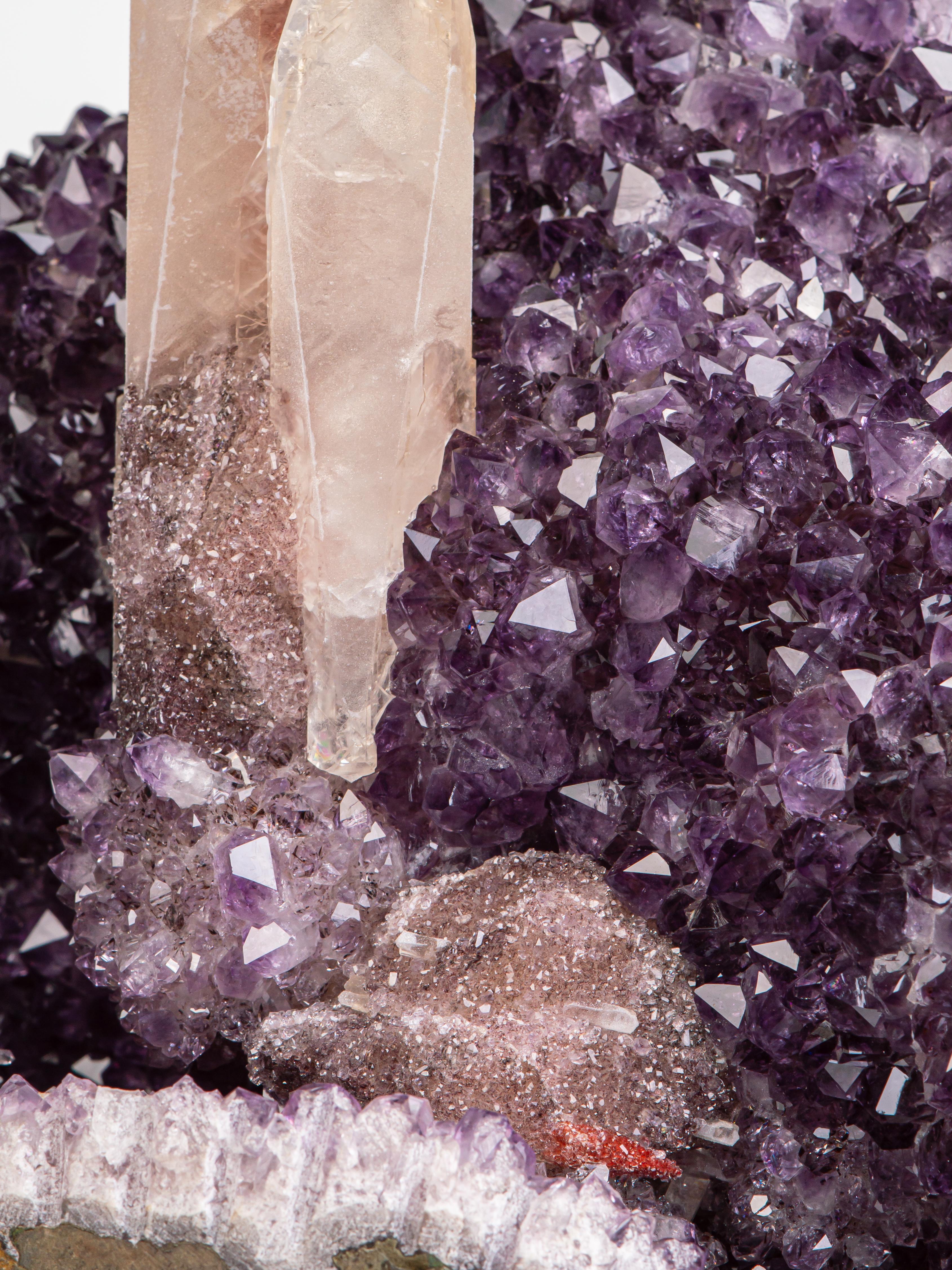 Grande forme d'améthyste avec tours de calcite en vente 3
