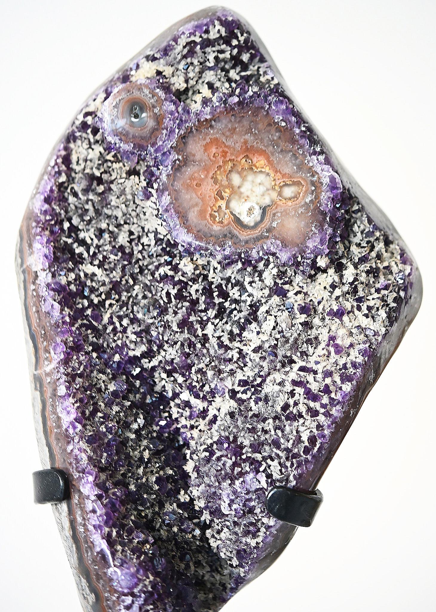 Grande geode di ametista Nature Specimen da 16 libbre su cavalletto

Origine : Uruguay. , 16lbs. Dimensioni approssimative: 16 x 4 x 6 pollici. Solo A. Stone

In vendita un esemplare di geode di ametista naturale. L'ametista è una gemma potente e