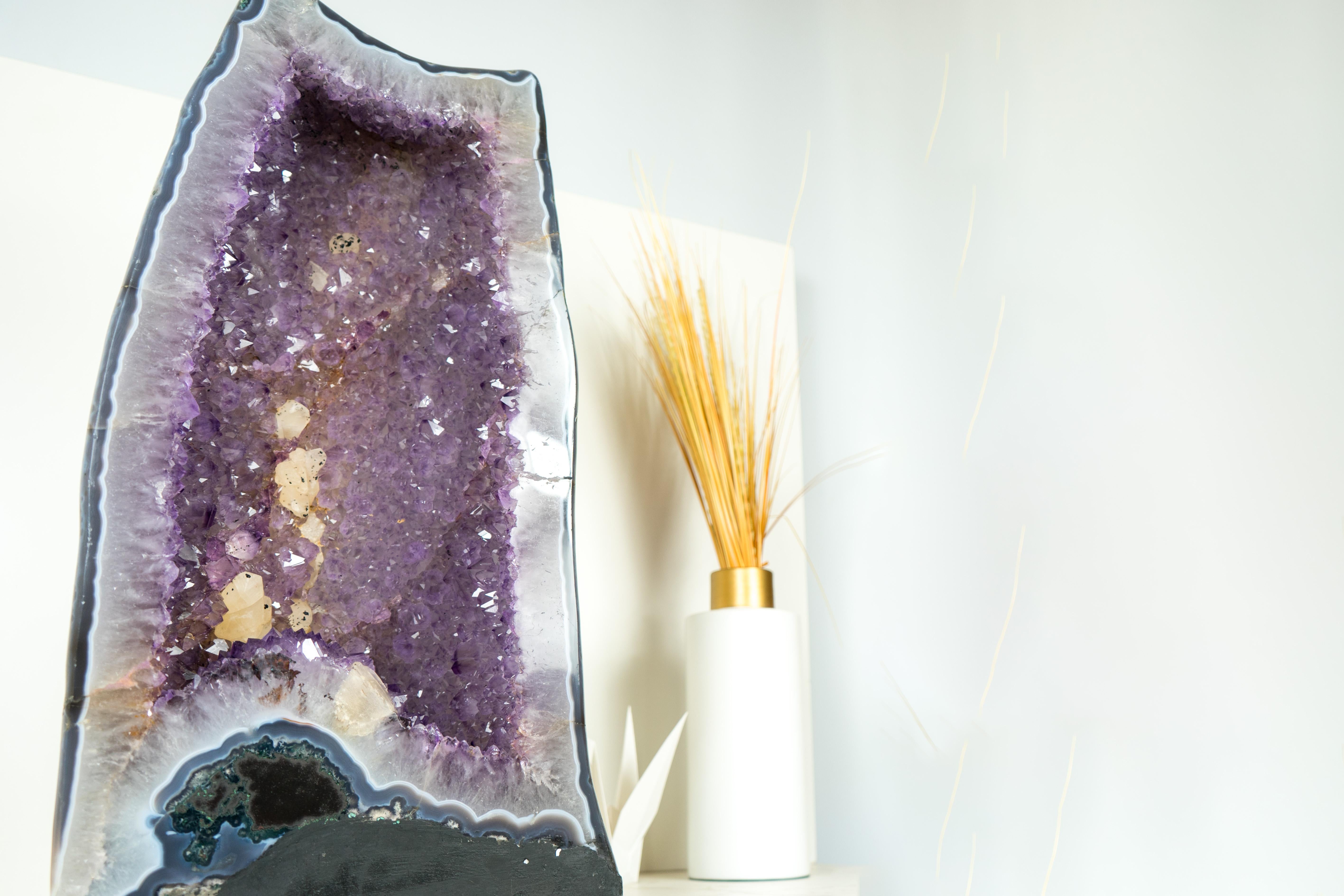 Gran Geoda de Amatista con Amatista Lavanda y Reverso Pulido Paisajista Brasileño en venta