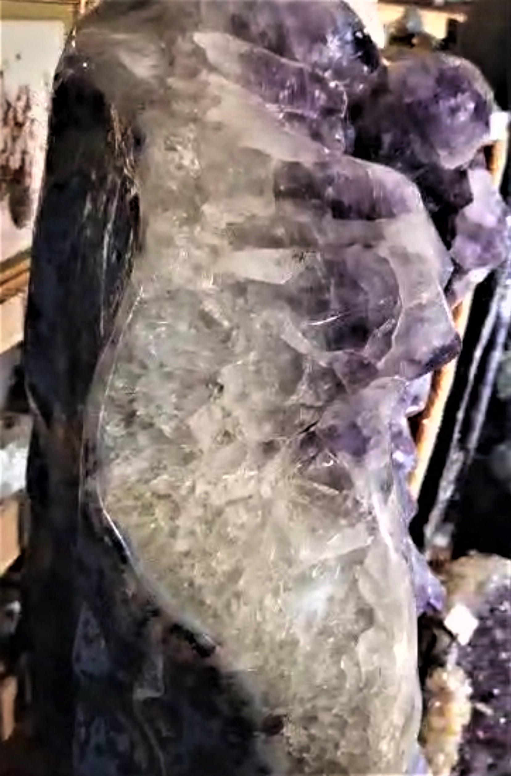 Large Amethyst pagode Giant Crystals sculpted by NATURE rare Brazillian 350Kg In Excellent Condition For Sale In Bali, ID