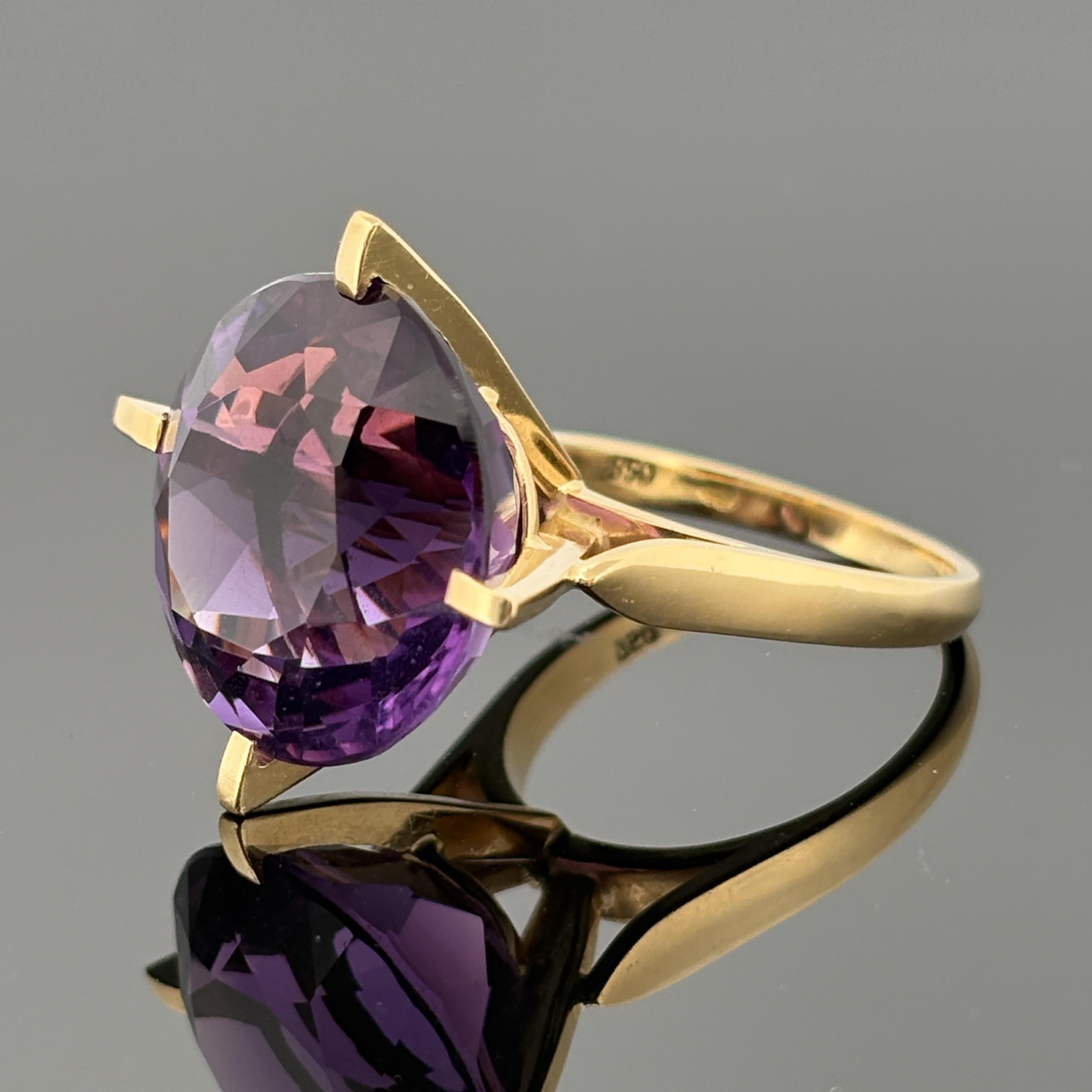 Taille ronde Bague de cocktail en or jaune 18k avec solitaire en améthyste en vente