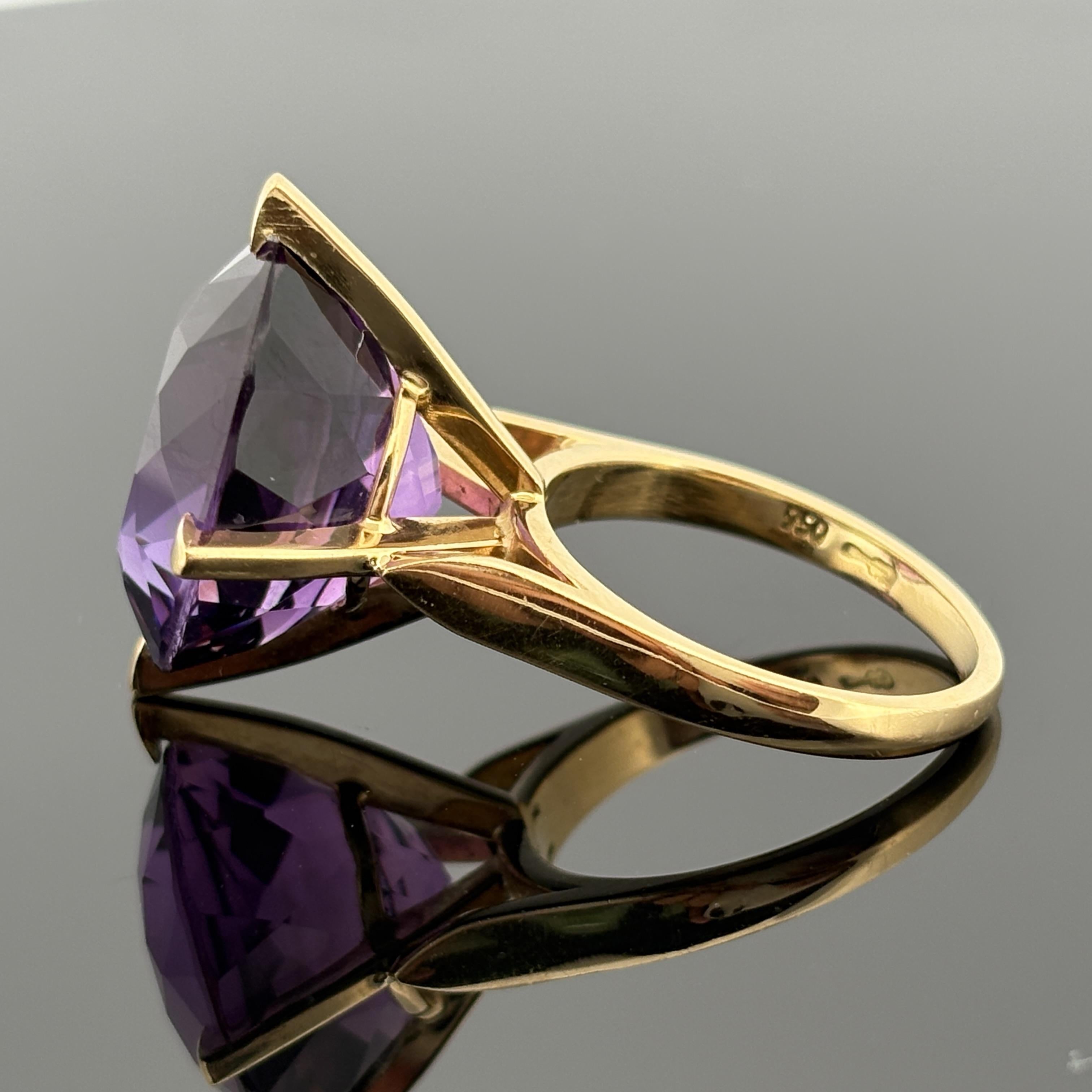 Bague de cocktail en or jaune 18k avec solitaire en améthyste en vente 1