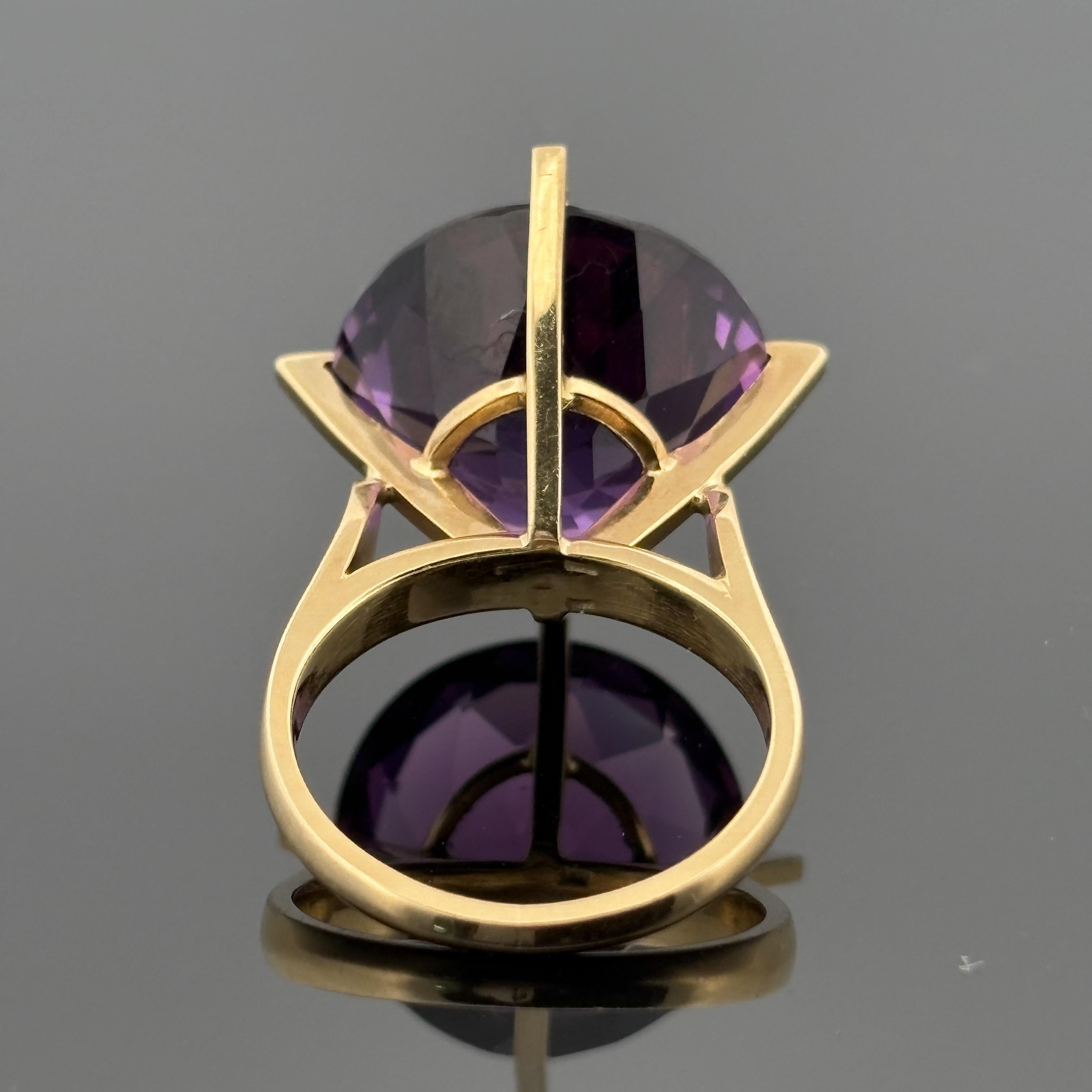 Bague de cocktail en or jaune 18k avec solitaire en améthyste en vente 2