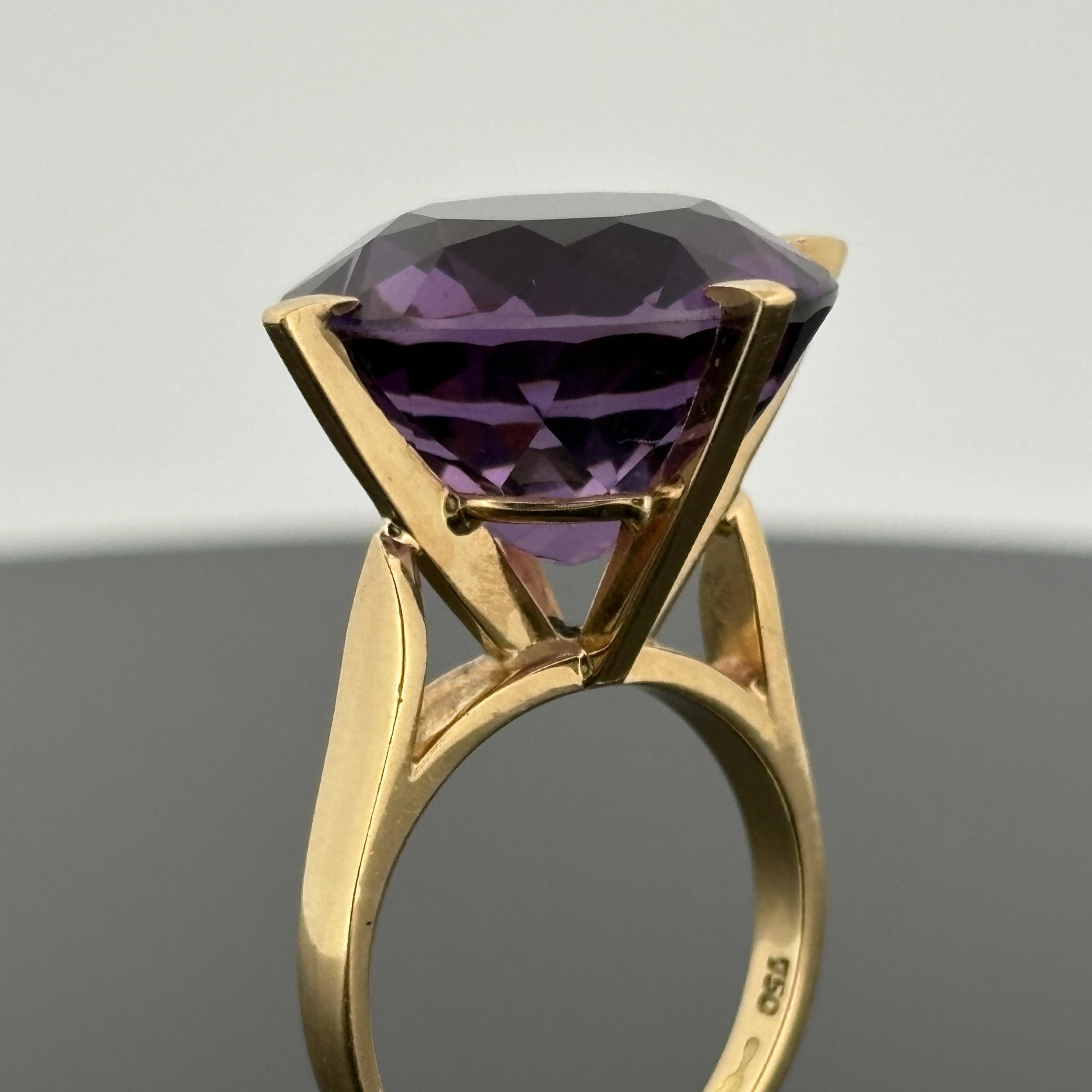 Bague de cocktail en or jaune 18k avec solitaire en améthyste en vente 3
