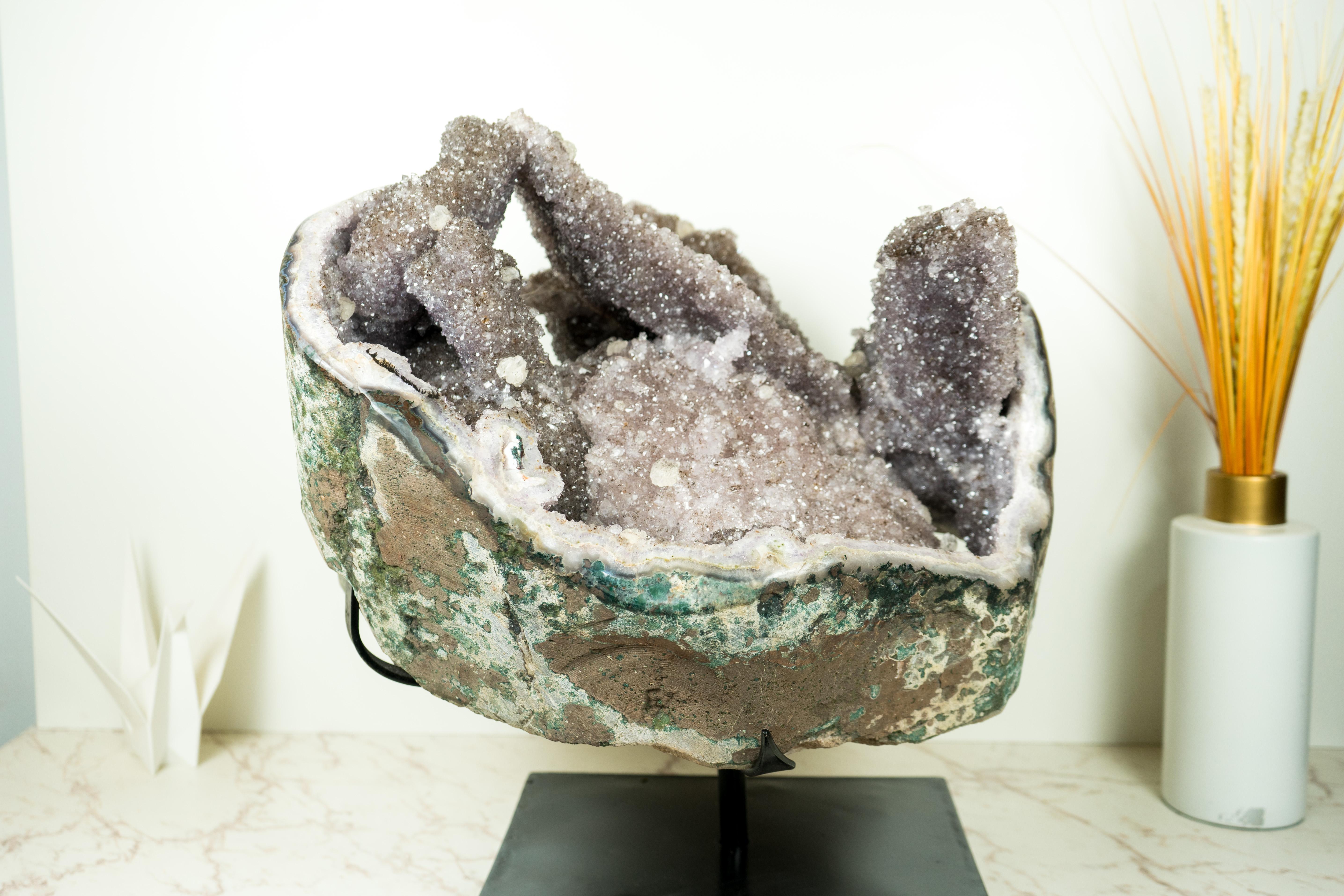 Seltene große Amethyst-Tropfstein-Skulptur mit goldenem Goethit, Galaxy-Druzy-Amethyst und Dutzenden von Calcit-Einschlüssen

▫️ Beschreibung

Eine große Naturkristall-Skulptur, dieser fesselnde Amethyst-Tropfsteinhaufen weist wunderschön geformte,