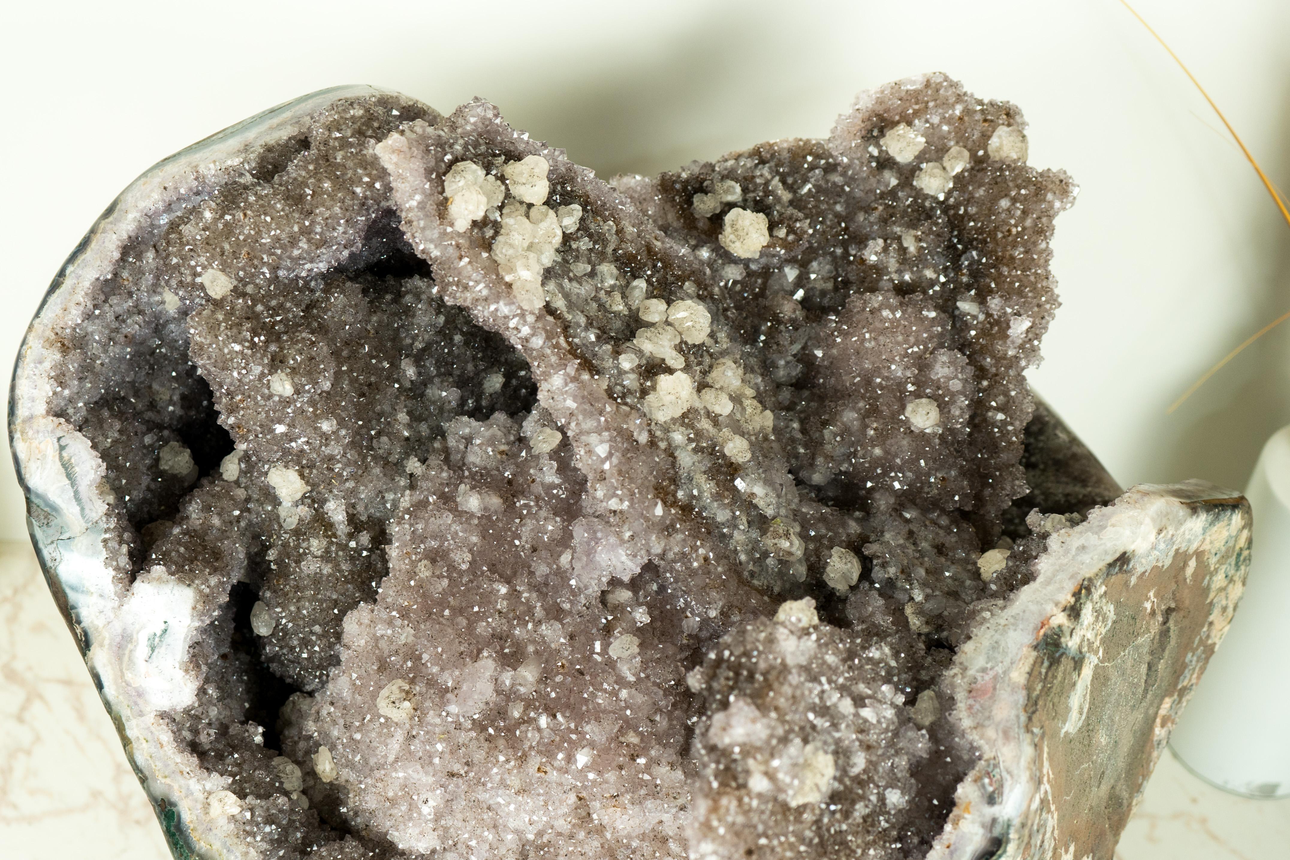 Großes Amethyst-Exemplar, eine natürliche Skulptur mit seltenen großen Stalactites (Brasilianisch) im Angebot