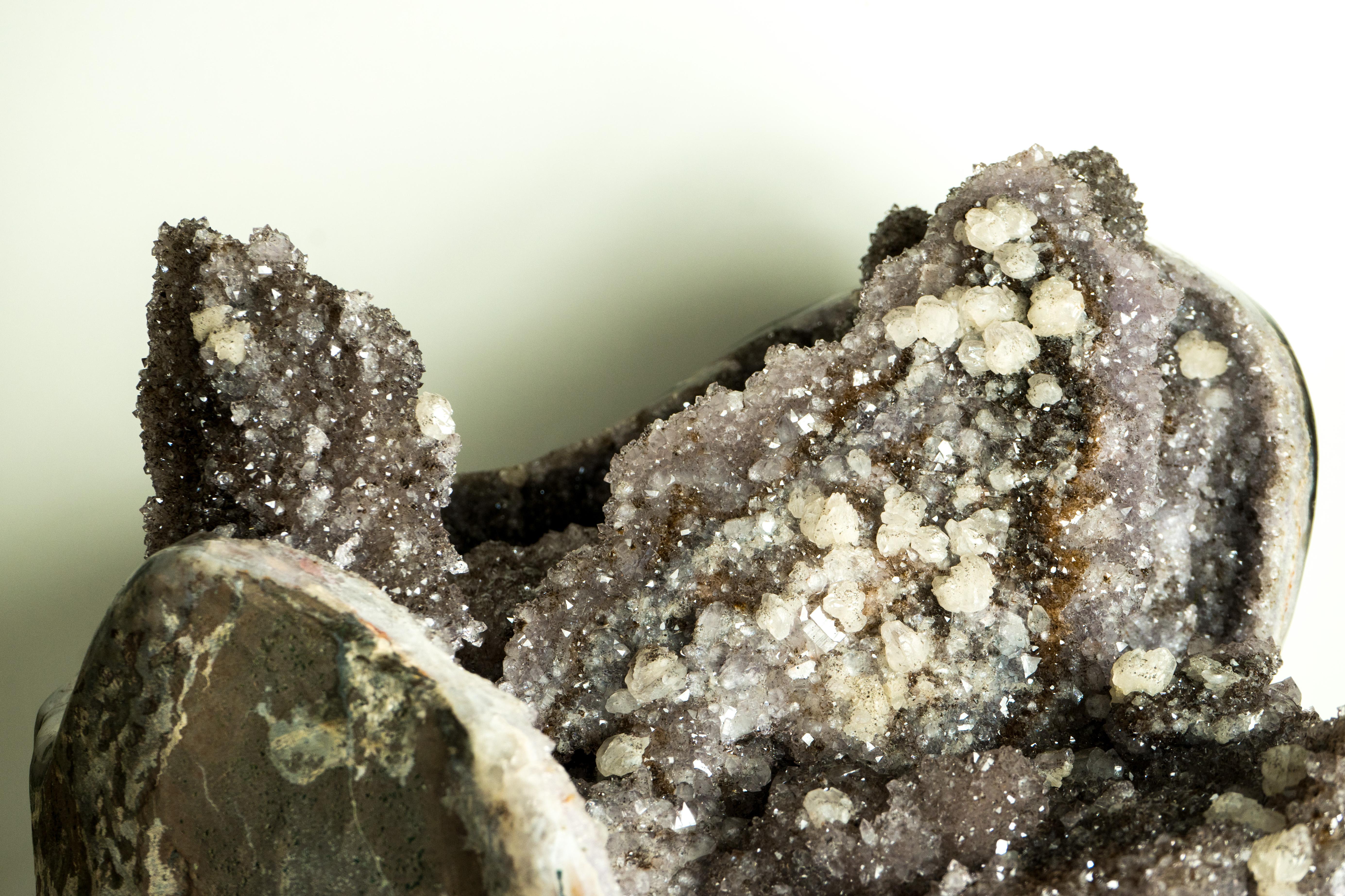 Großes Amethyst-Exemplar, eine natürliche Skulptur mit seltenen großen Stalactites (21. Jahrhundert und zeitgenössisch) im Angebot