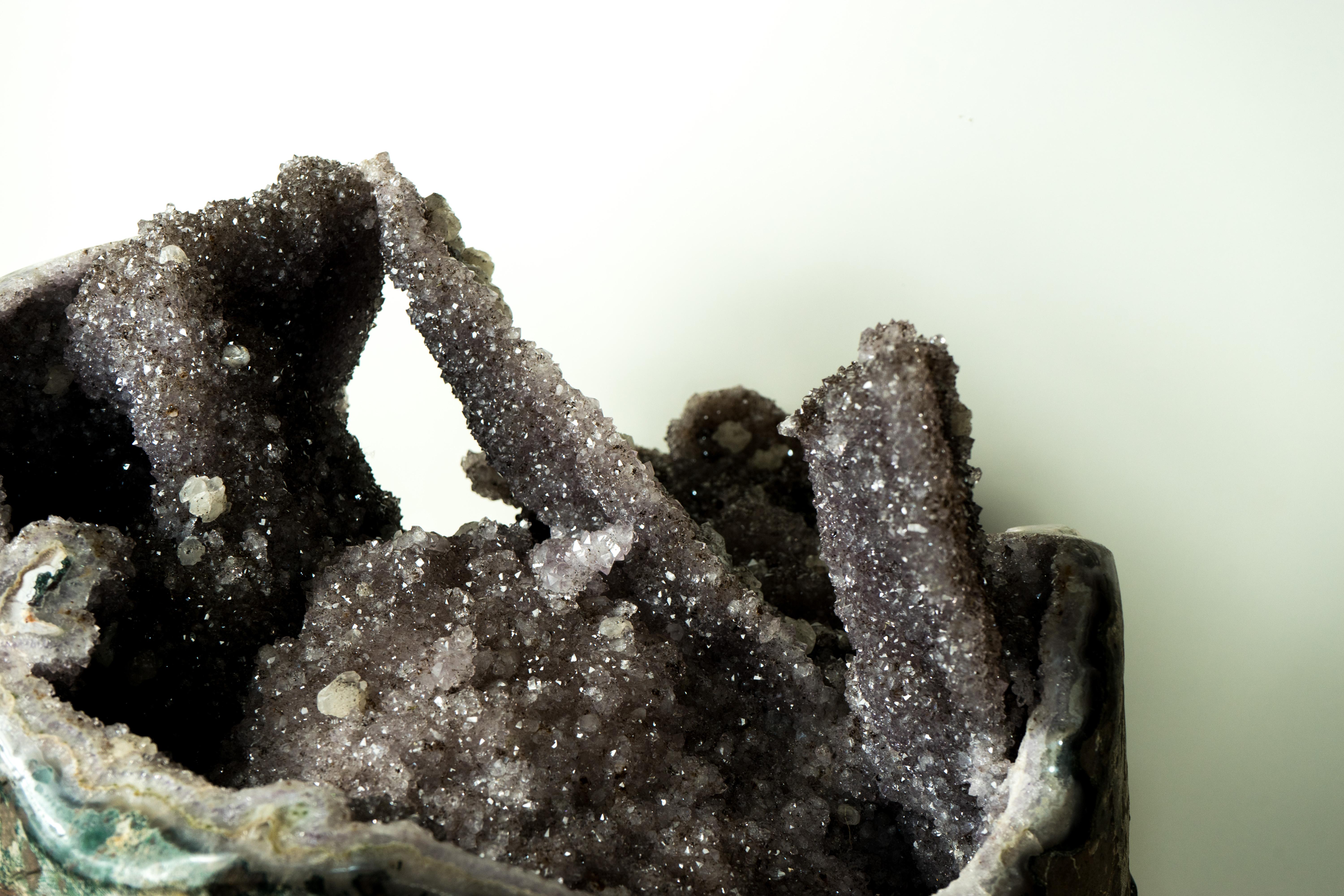 Großes Amethyst-Exemplar, eine natürliche Skulptur mit seltenen großen Stalactites (Achat) im Angebot