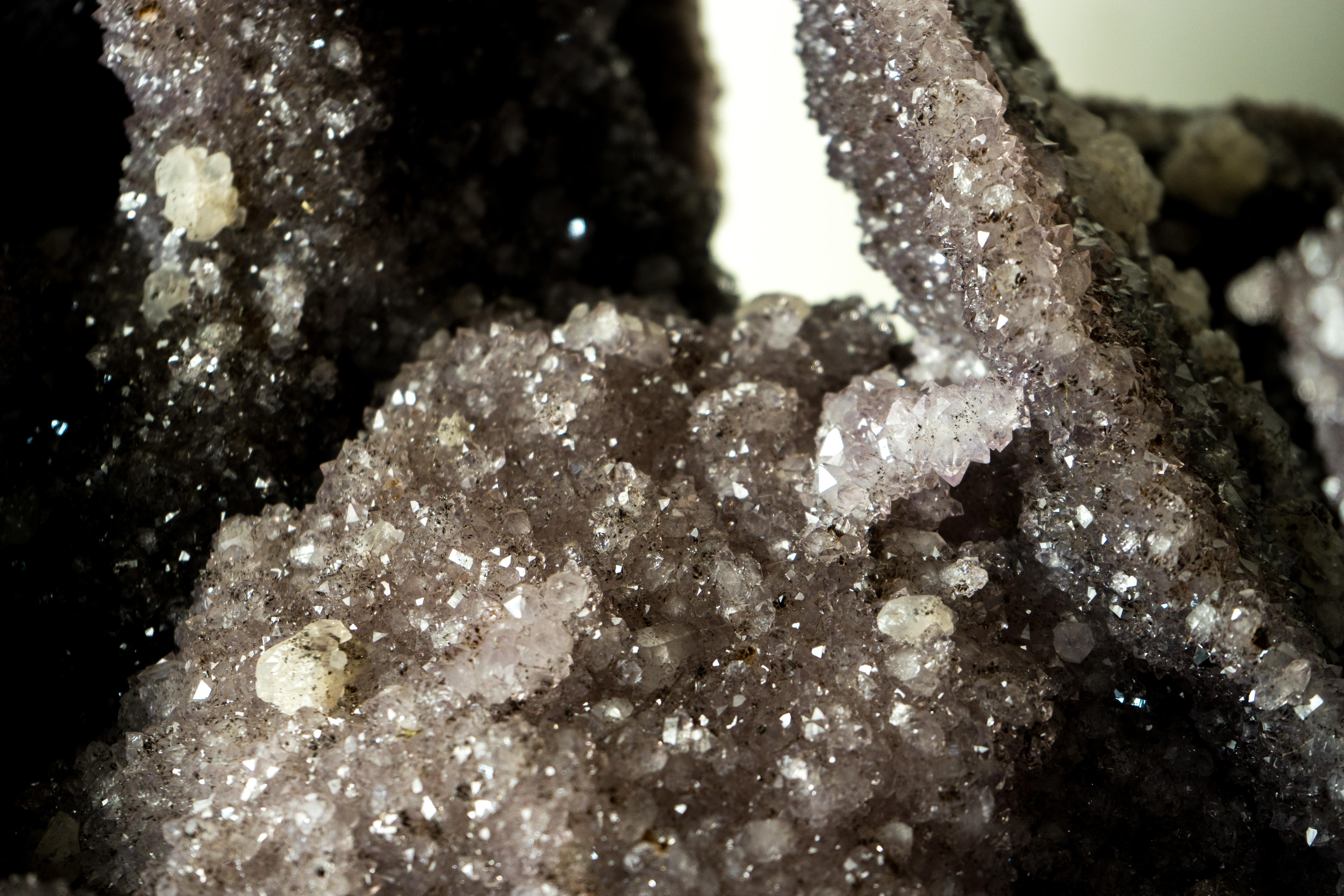 Großes Amethyst-Exemplar, eine natürliche Skulptur mit seltenen großen Stalactites im Angebot 1