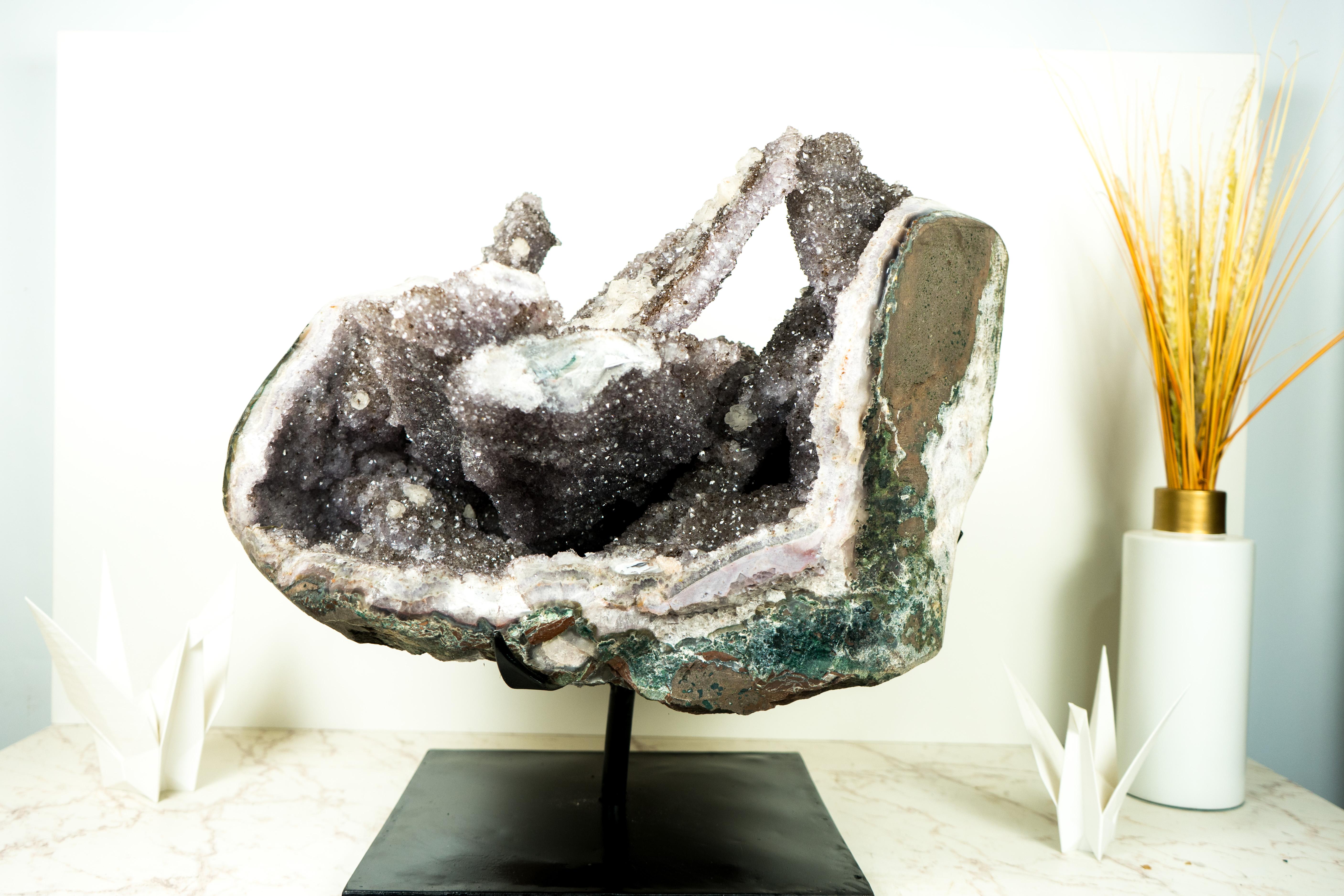 Großes Amethyst-Exemplar, eine natürliche Skulptur mit seltenen großen Stalactites im Angebot 3