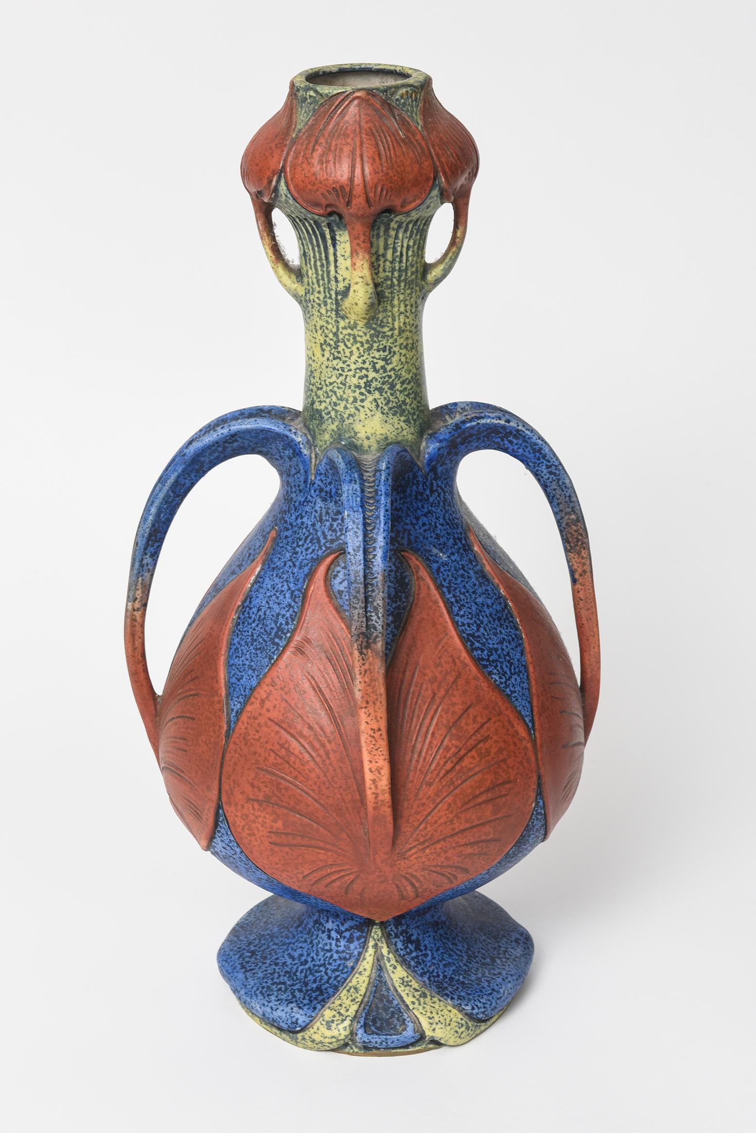 Grand vase Amphora bleu et vert à huit anses avec feuilles rouges. 
Attribué à Paul Dachsel - Riessner, Stellmacher & Kessel, Turn-Teplitz, Bohème, vers 1903
Numéroté 3942/28
 Mesures : 17 1/2