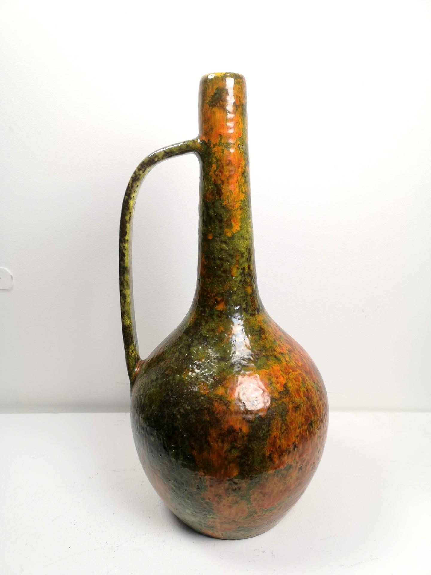 Große Keramikvase im Stil einer Amphora oder eines Kruges aus der Mitte des Jahrhunderts, 1970er Jahre. Diese handgefertigte, glasierte Keramikvase ist ein wunderschönes Dekorationsstück - mit Farben, die von gelb, orange bis grün und braun reichen.