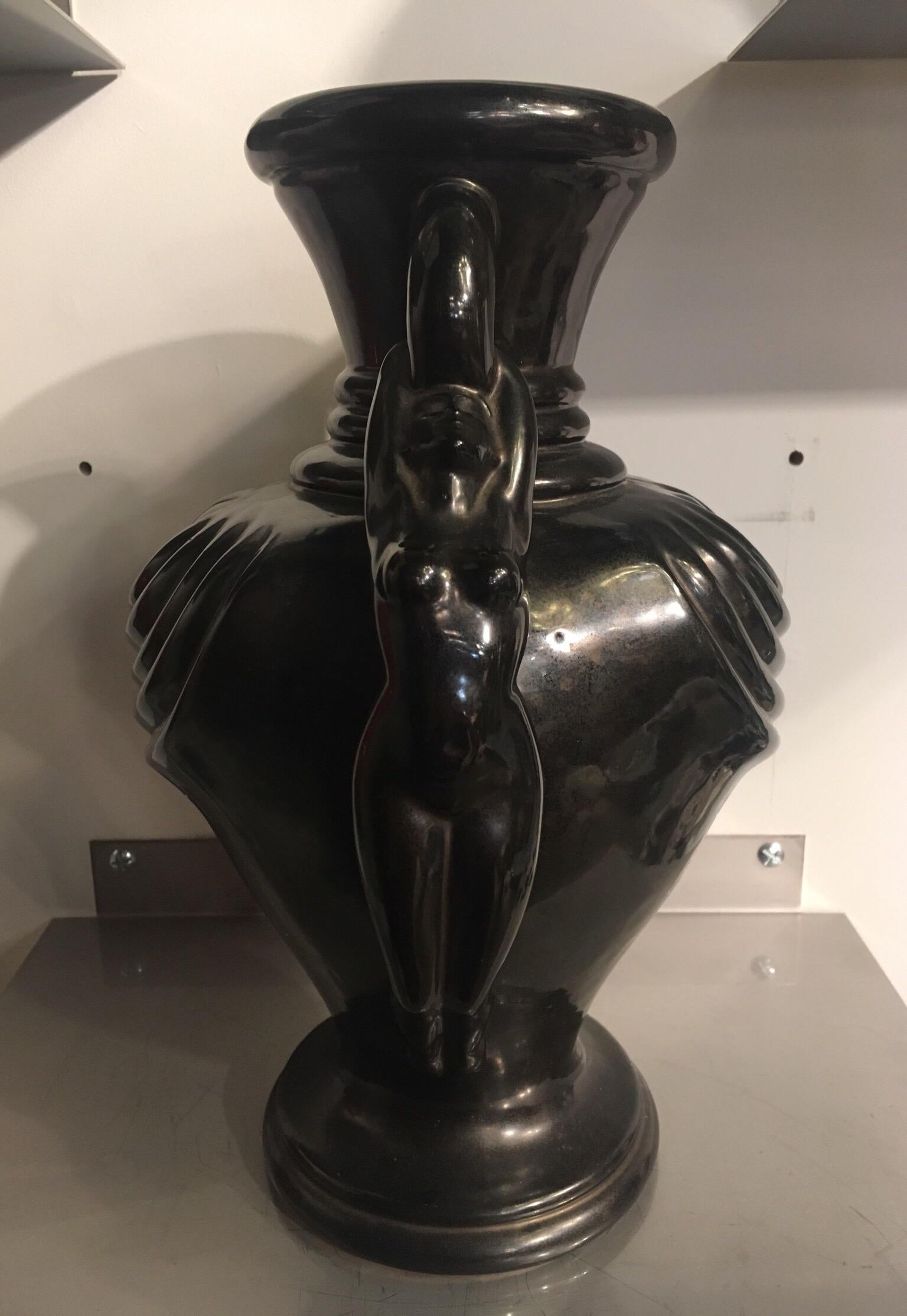 Grand vase Amphora noir et brun avec des naïades ou des femmes, Antibes, France, vers 1950. Inspiré par l'Art déco.
Signé par le célèbre céramiste français de la Côte d'Azur, Ray Camart.
Autocollant collé sous la base.
En parfait état, l'objet