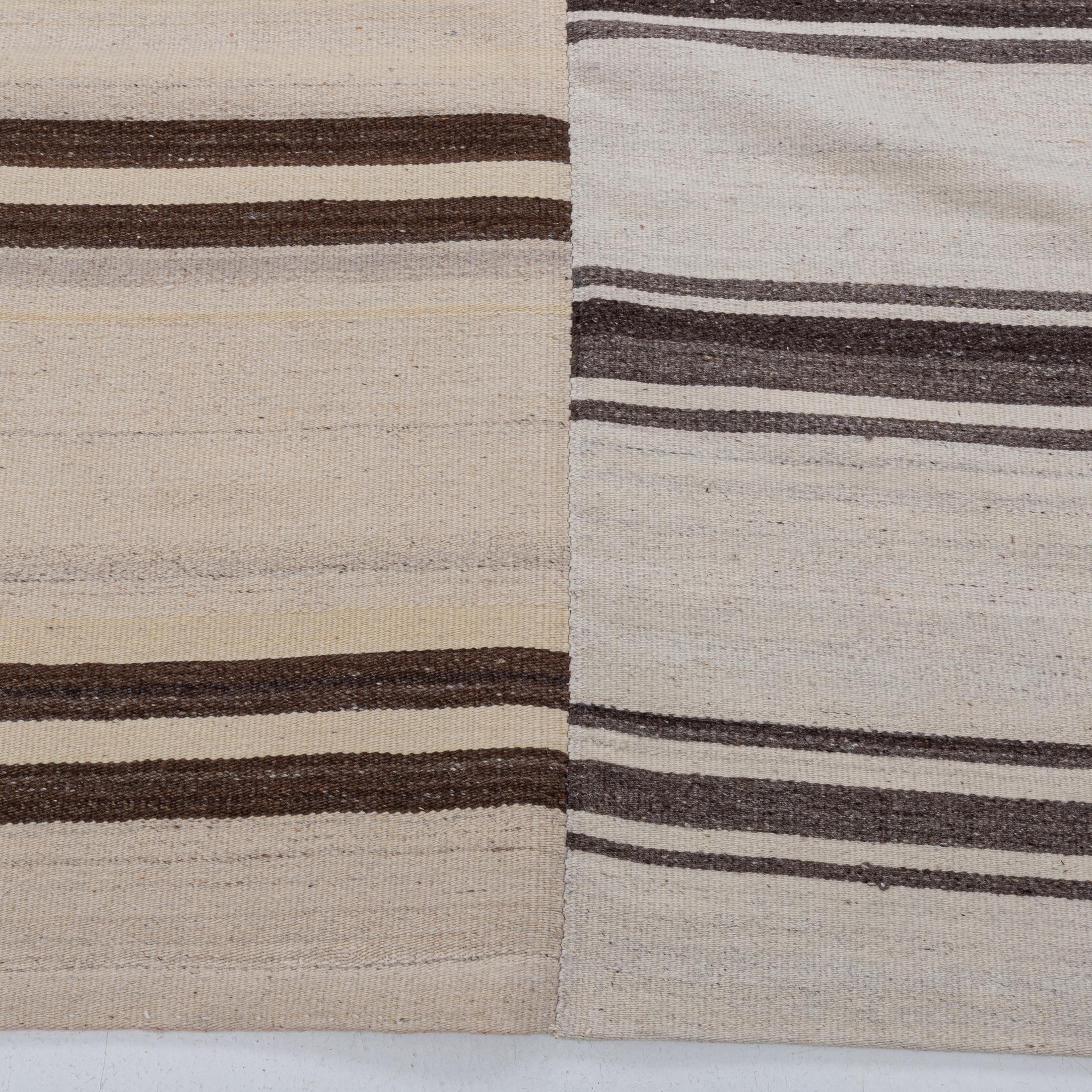 Großer Anatolischer neutraler Wollkilim aus Konya, Mitte des 20. Jahrhunderts. (Handgewebt) im Angebot