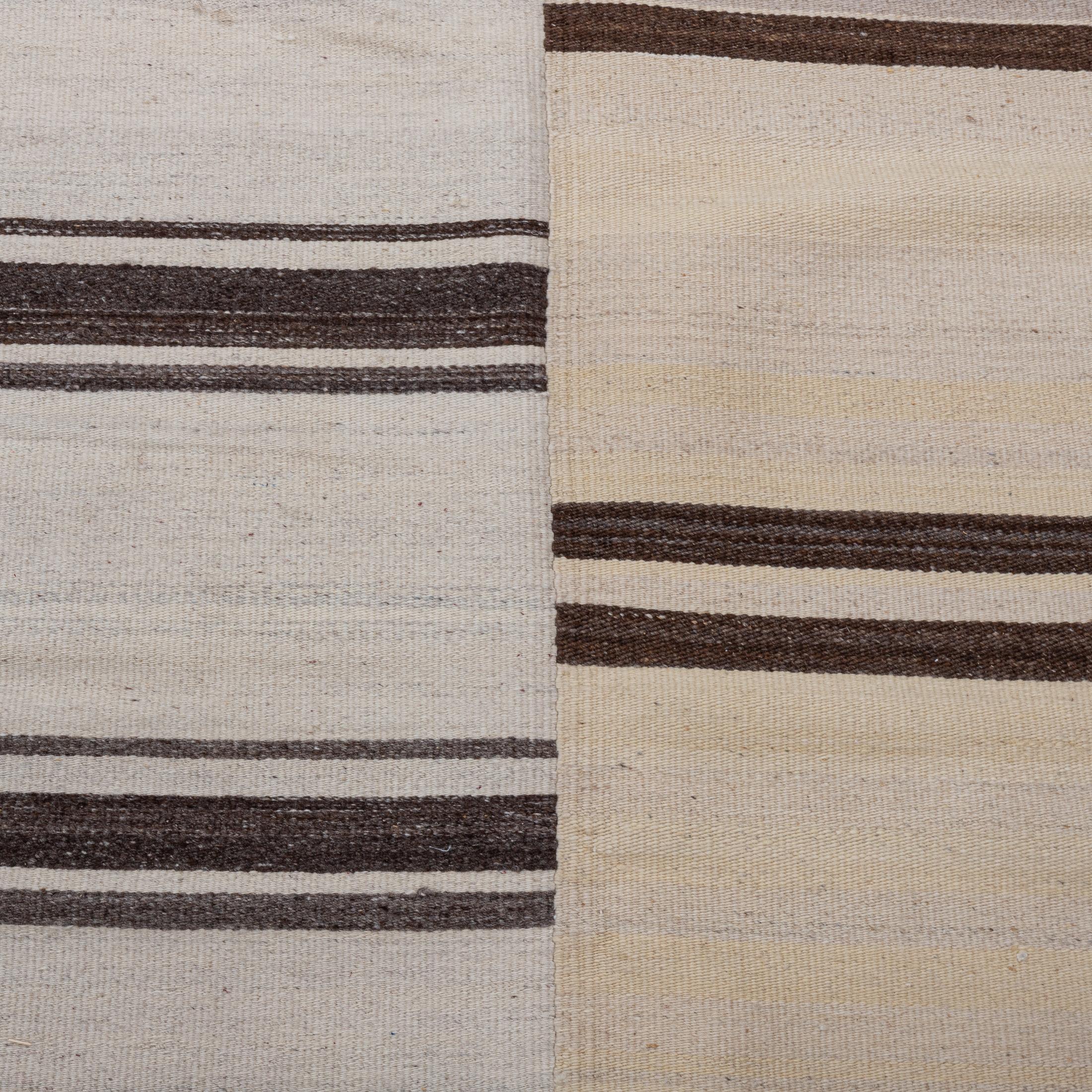Großer Anatolischer neutraler Wollkilim aus Konya, Mitte des 20. Jahrhunderts. (Wolle) im Angebot