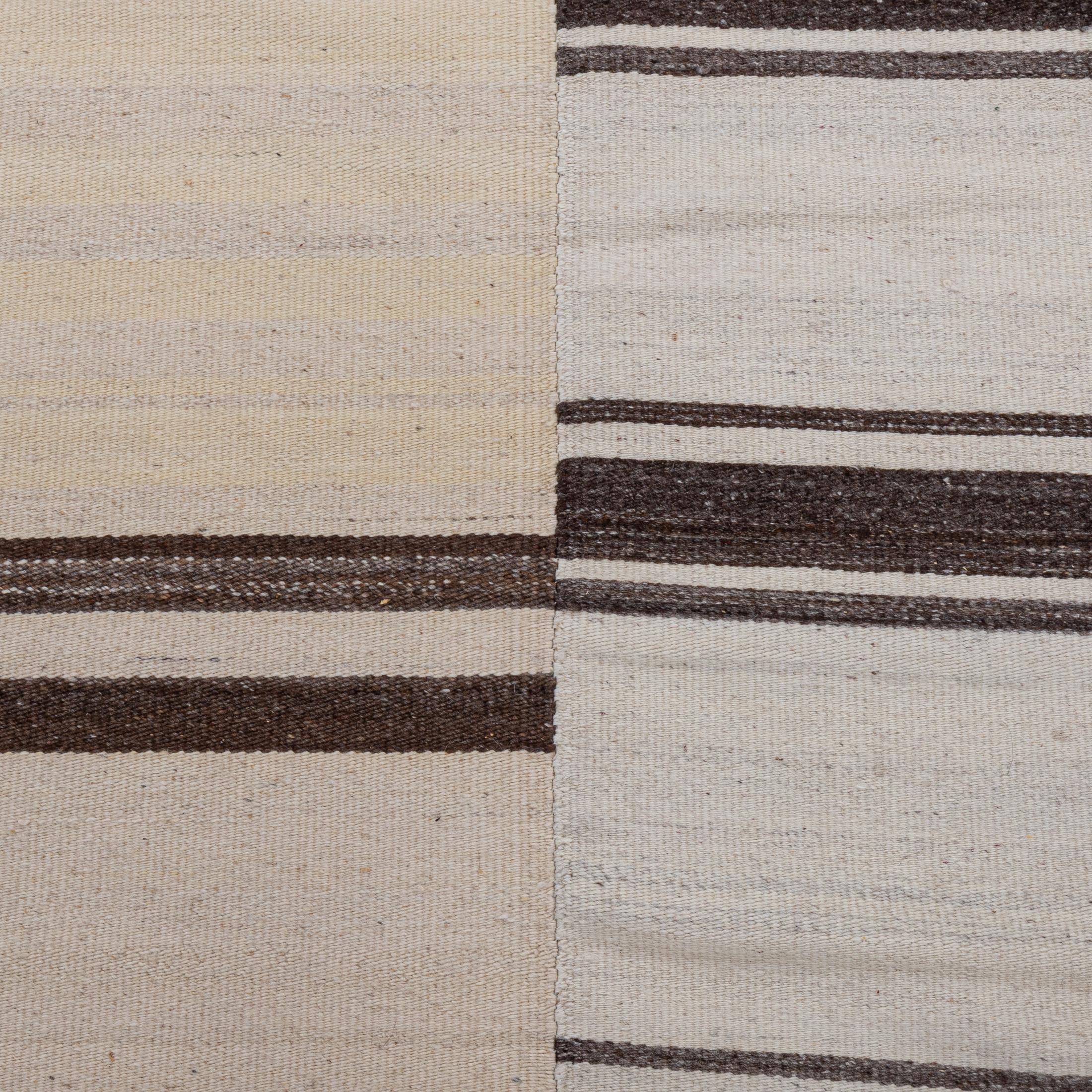 Großer Anatolischer neutraler Wollkilim aus Konya, Mitte des 20. Jahrhunderts. im Angebot 1