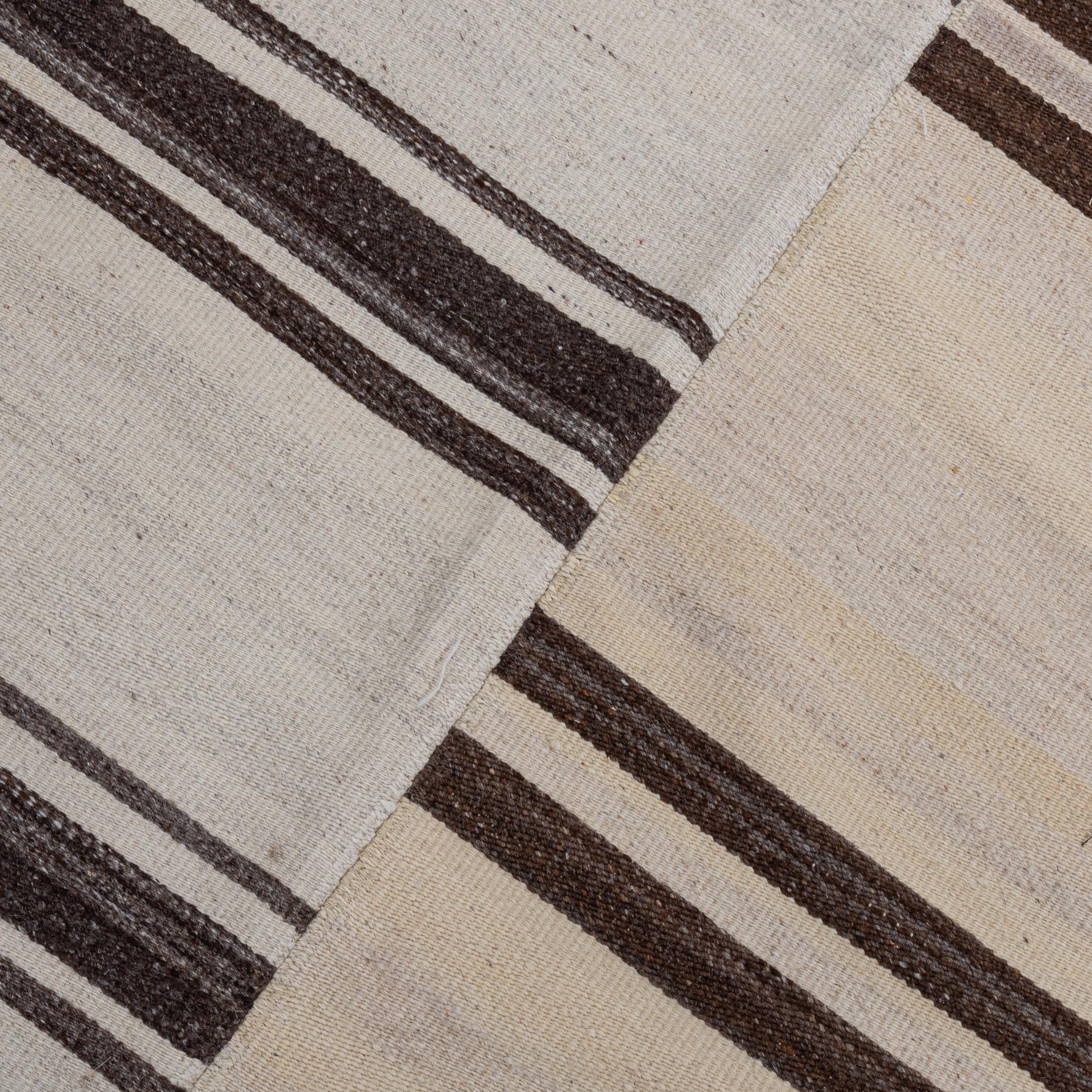 Großer Anatolischer neutraler Wollkilim aus Konya, Mitte des 20. Jahrhunderts. im Angebot 2