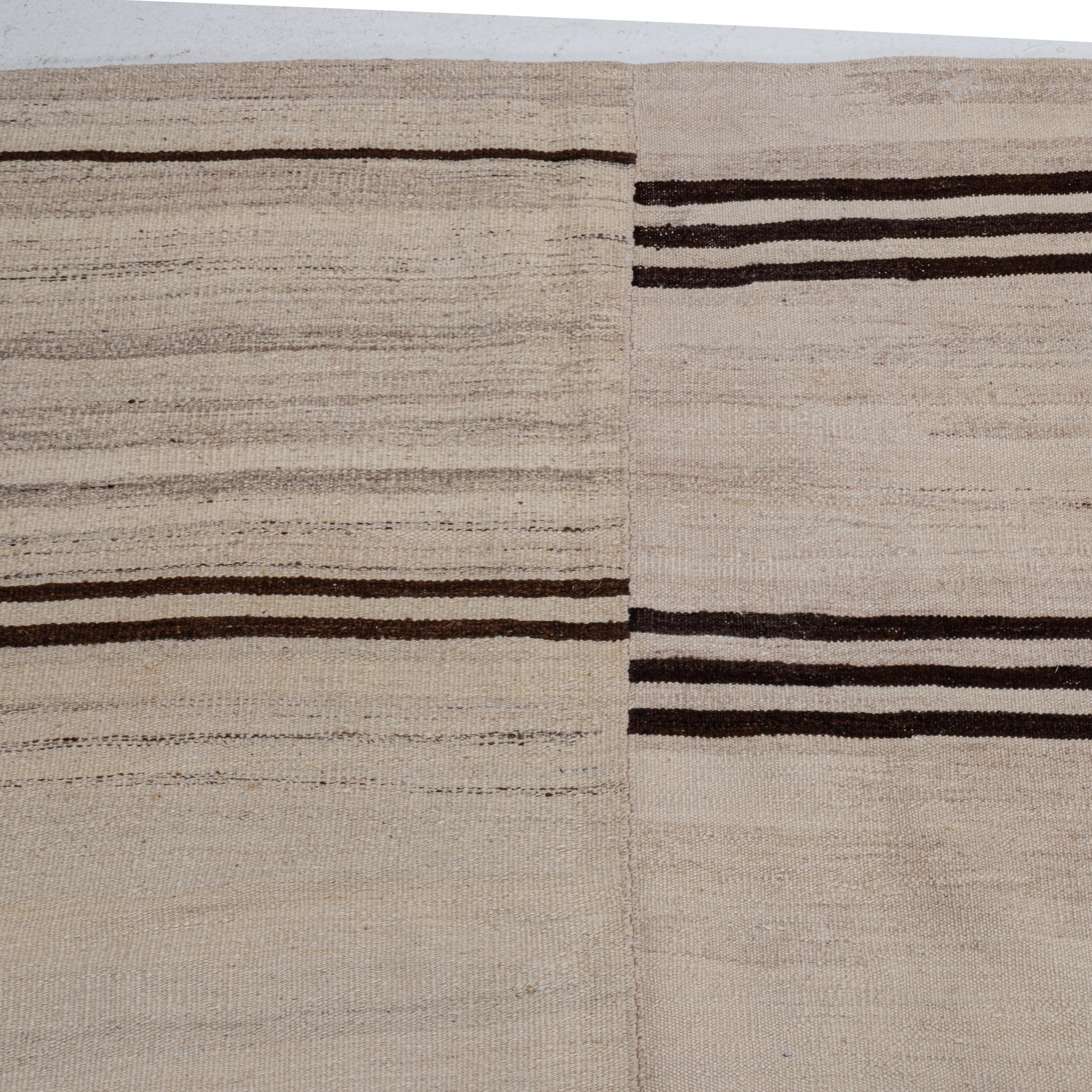 Grande Rug & Kilim in lana neutra dell'Anatolia, metà del XX secolo. in vendita 4
