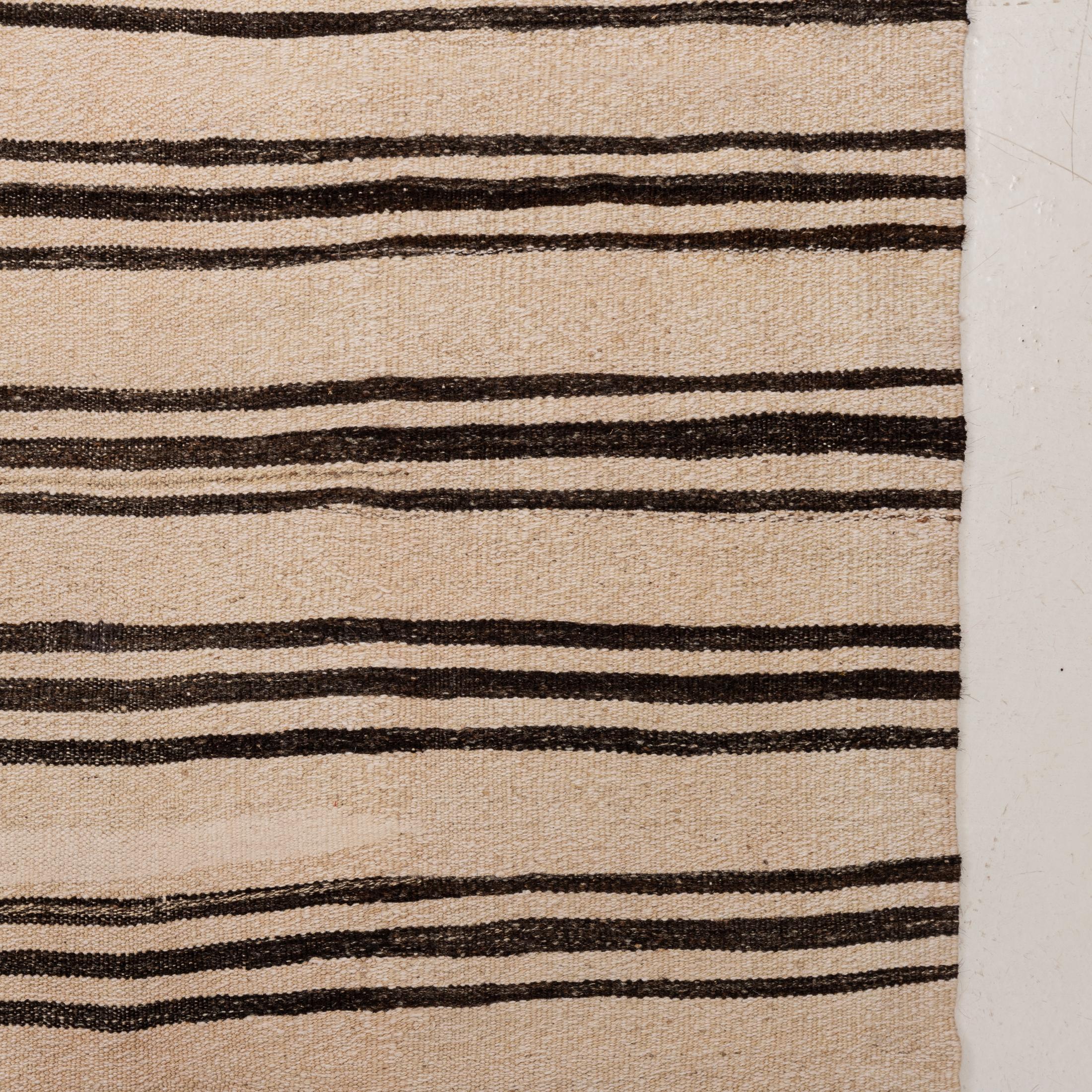 Gran alfombra kilim de lana neutra de Anatolia, mediados del siglo XX en venta 3