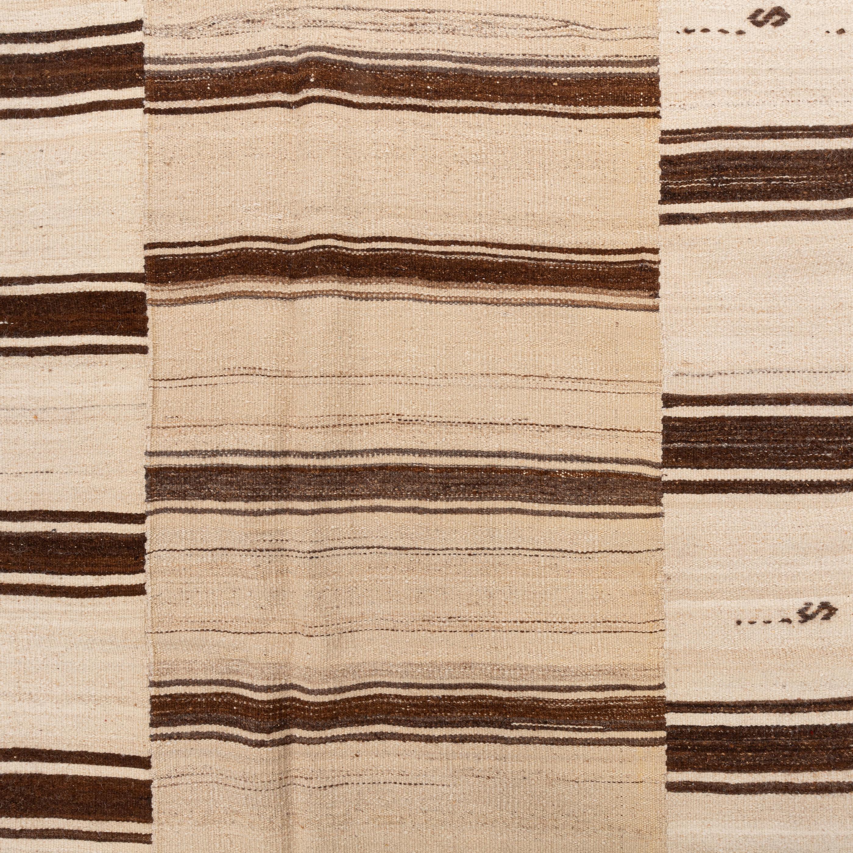 Großer anatolischer neutraler Woll-Kilim-Teppich, Mitte 20. im Angebot 2