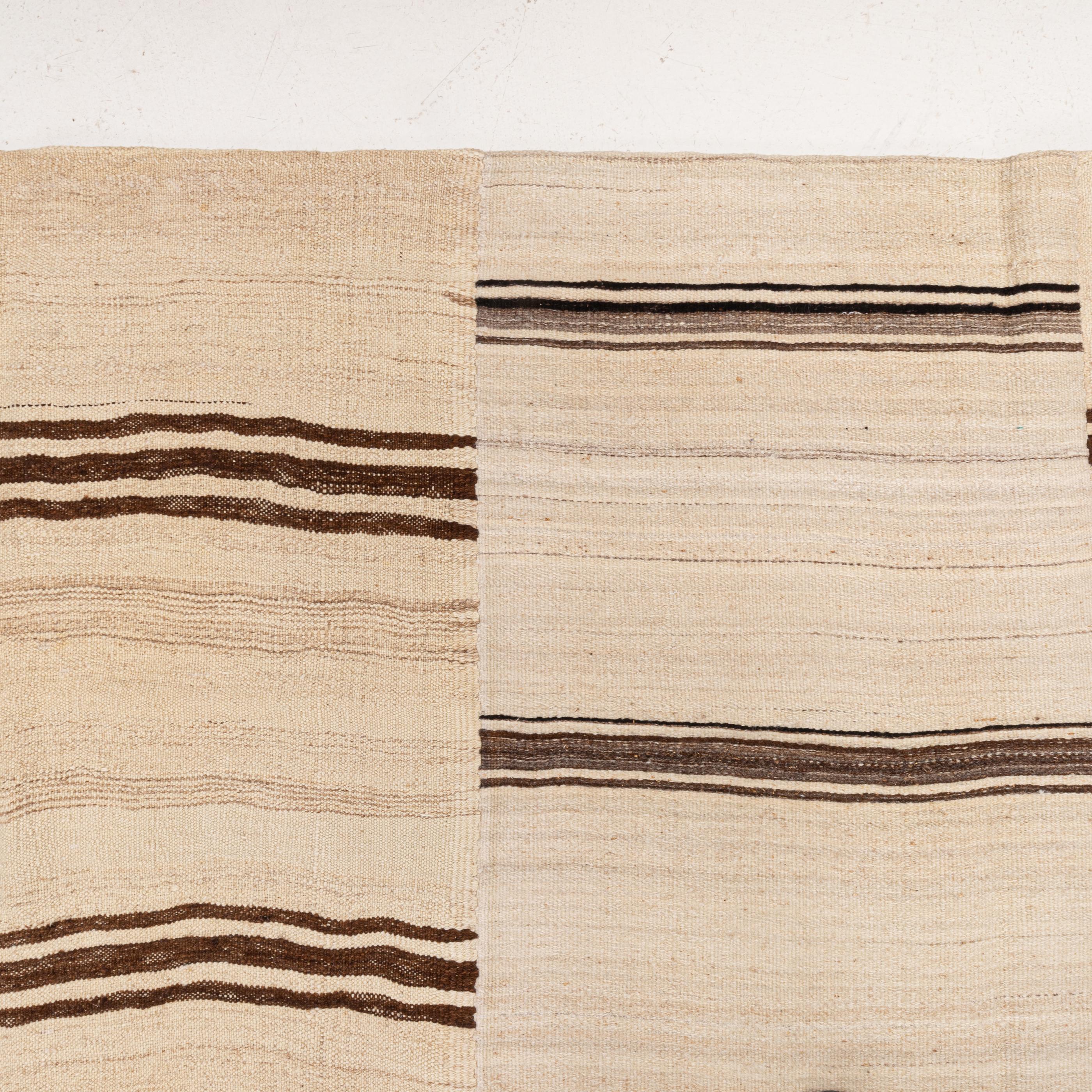 Gran alfombra kilim de lana neutra de Anatolia, mediados del siglo XX en venta 3