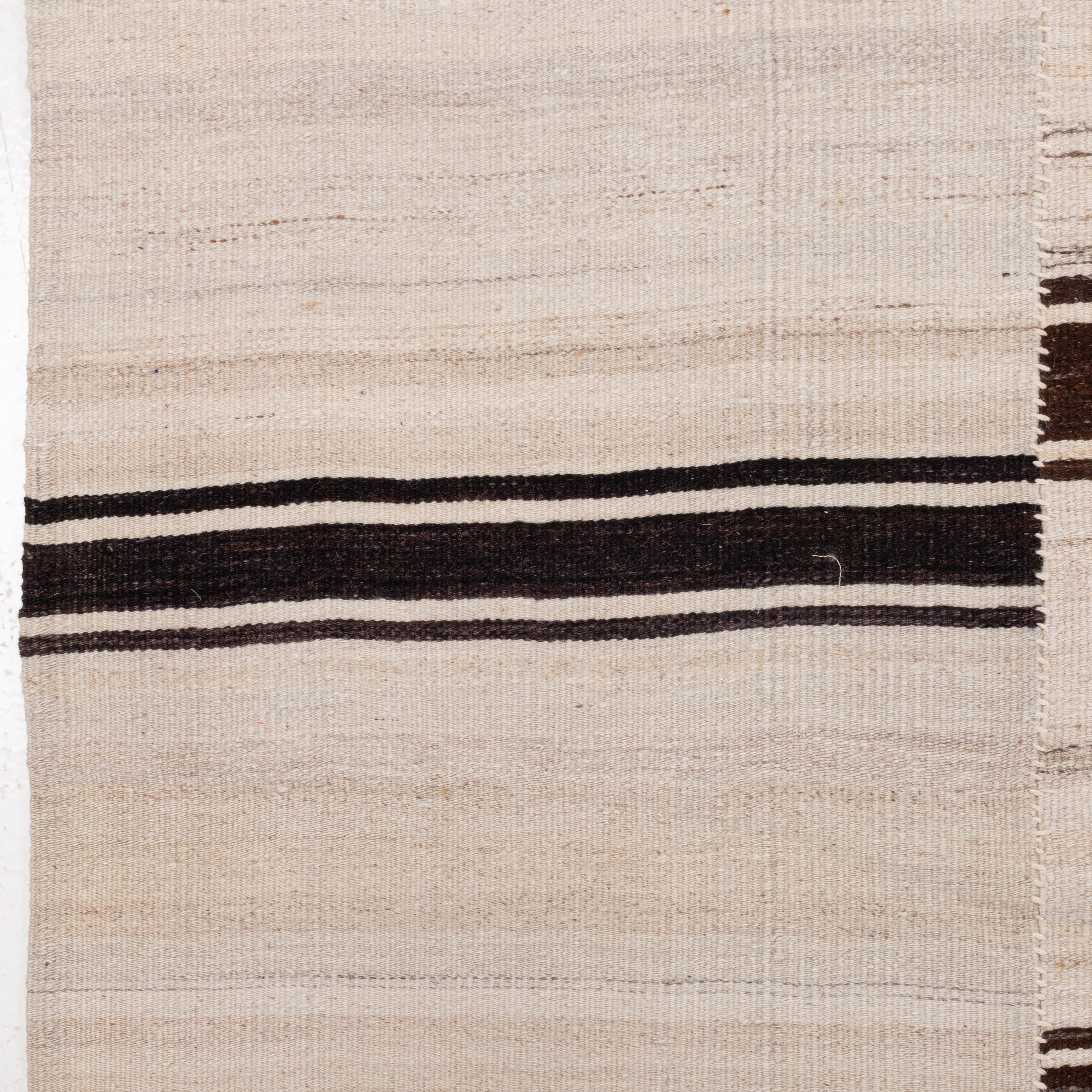 Großer anatolischer neutraler Woll-Kilim-Teppich, Mitte 20. im Angebot 2