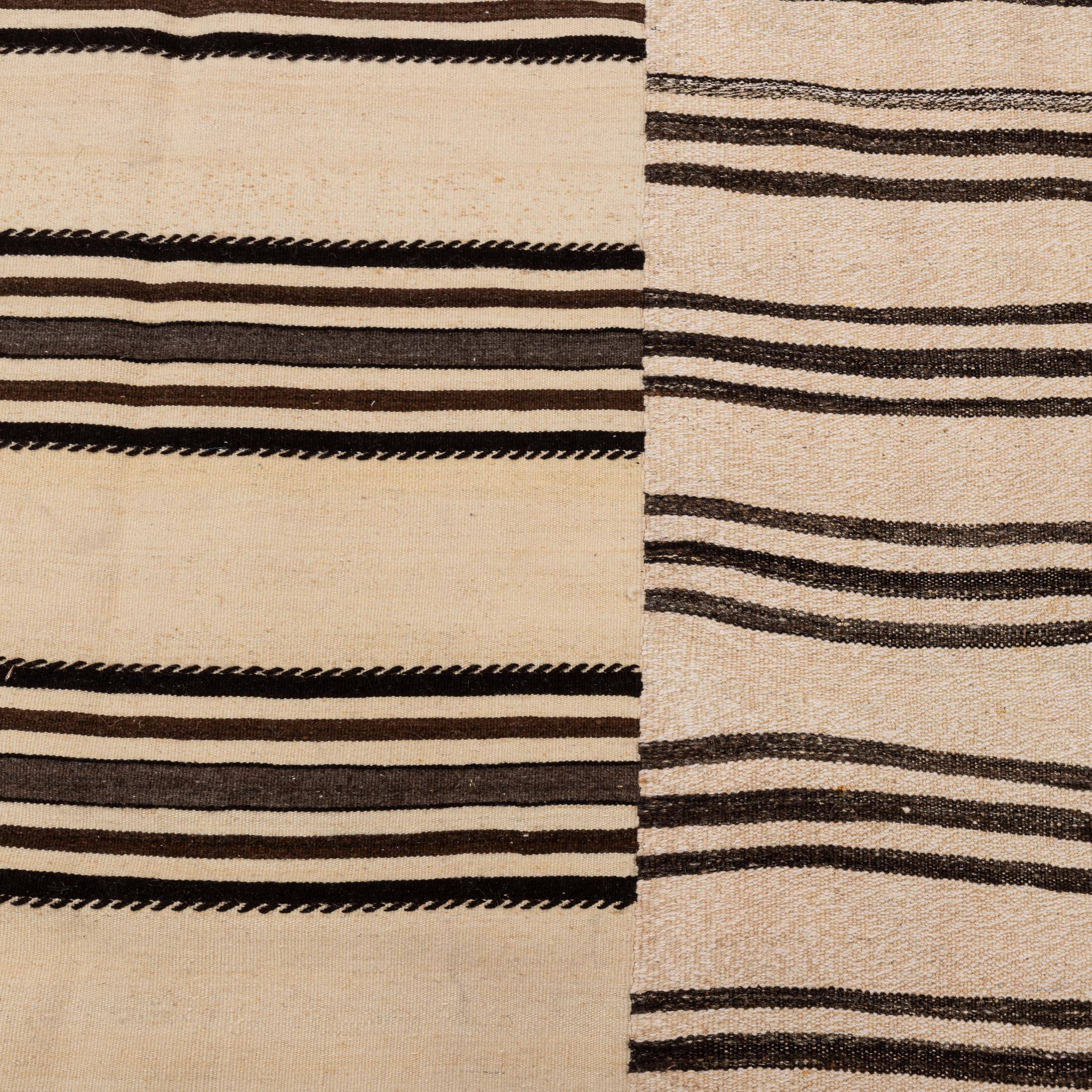 Gran alfombra kilim de lana neutra de Anatolia, mediados del siglo XX en venta 4