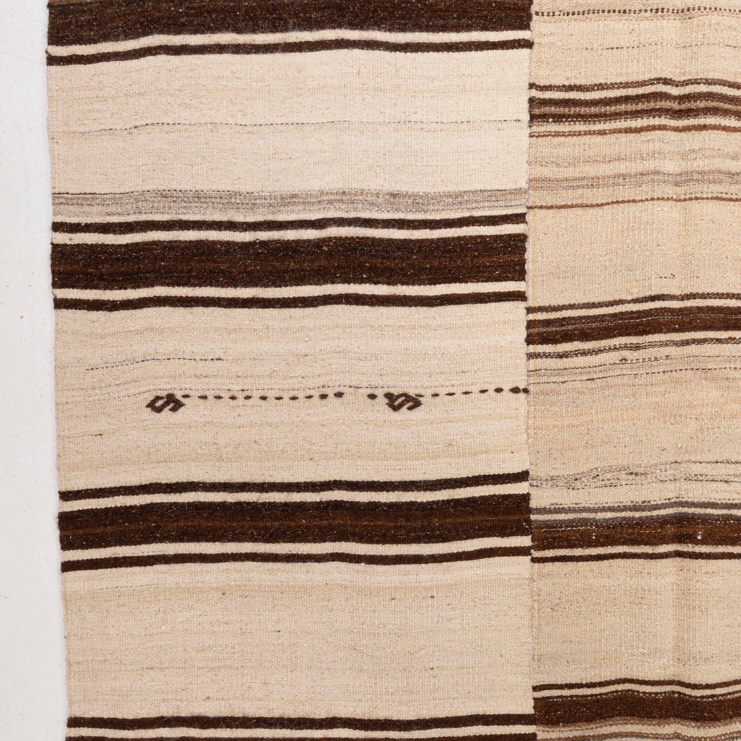 Großer anatolischer neutraler Woll-Kilim-Teppich, Mitte 20. im Angebot 3