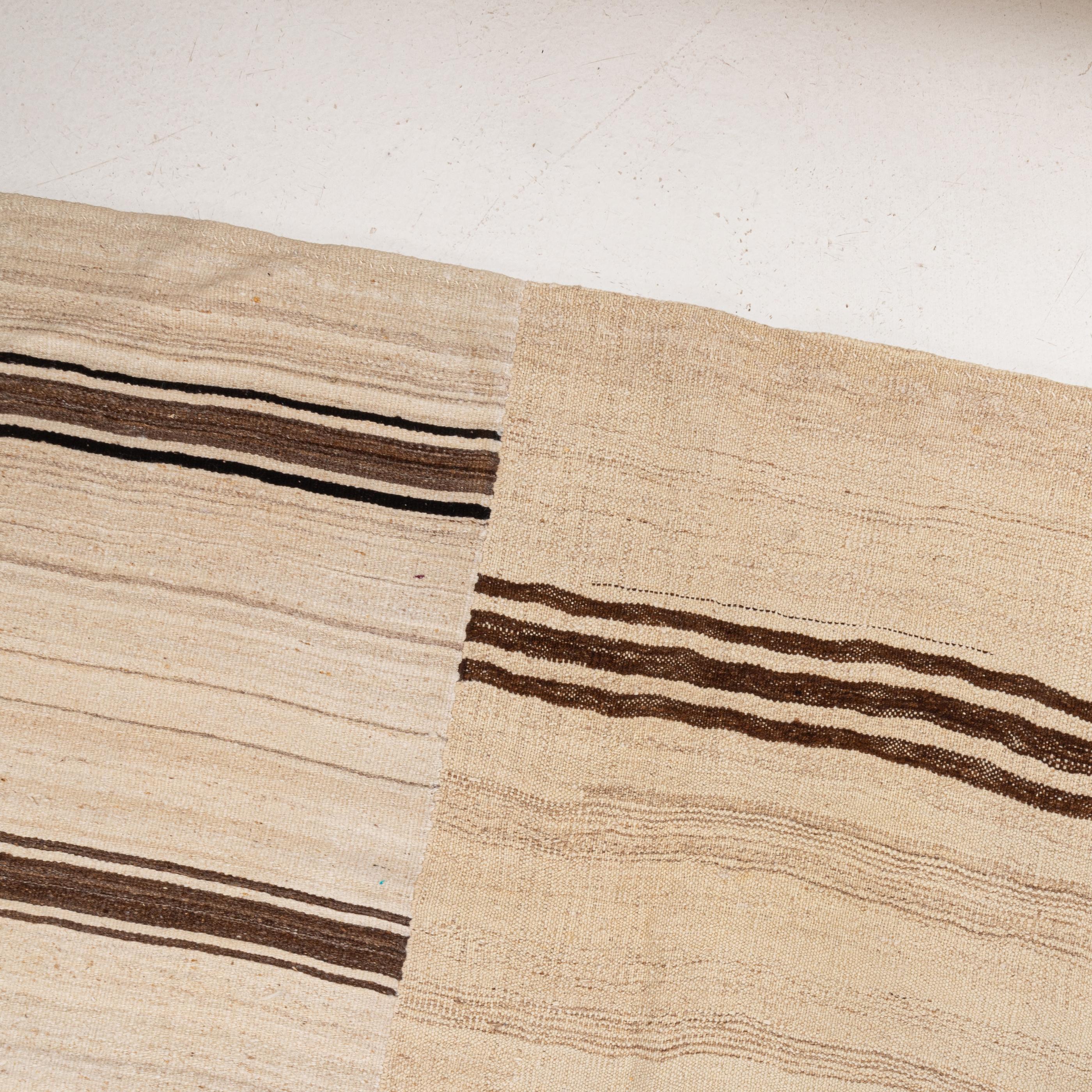 Gran alfombra kilim de lana neutra de Anatolia, mediados del siglo XX en venta 4